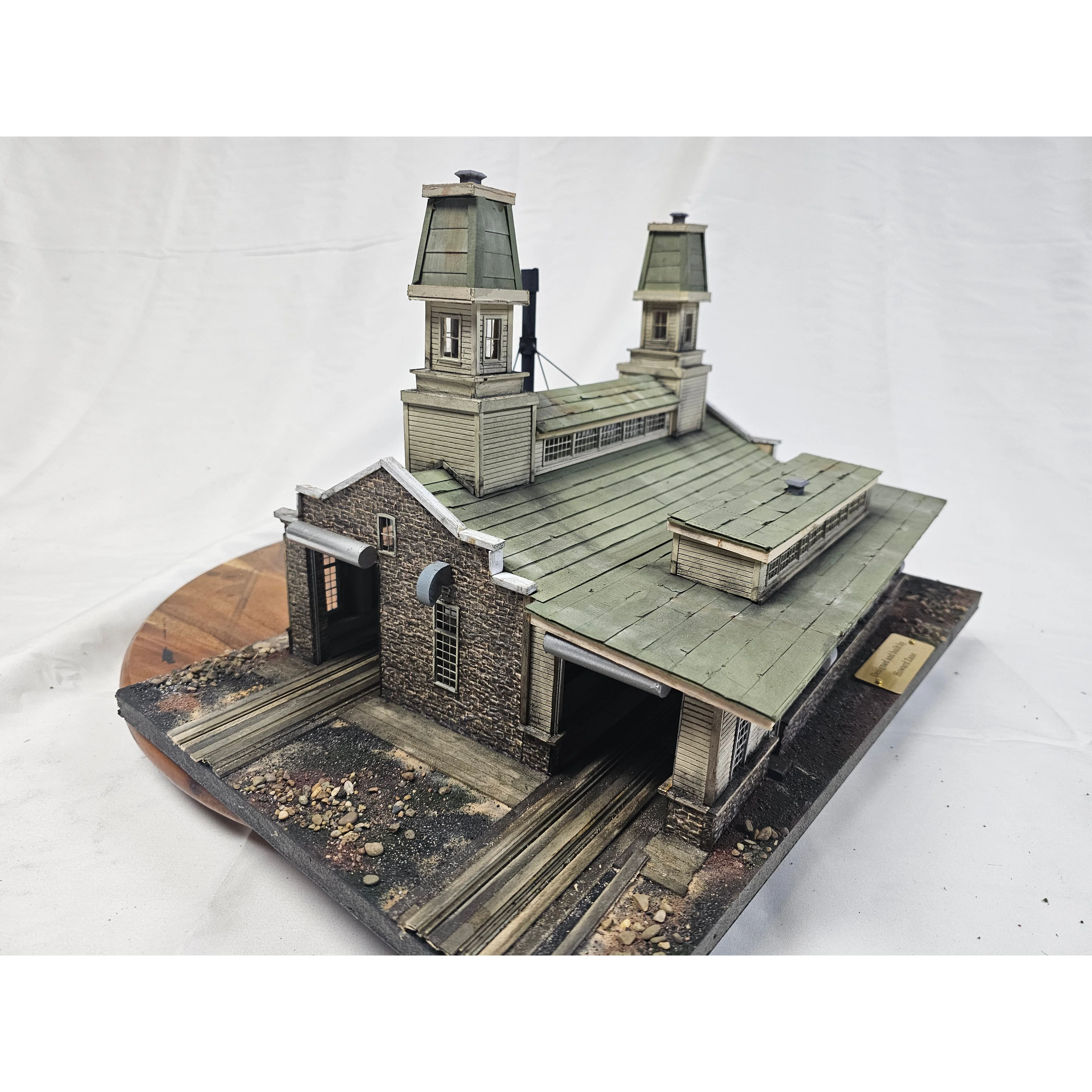 HO 2 track Howard Zane car/engine shed — photo 3