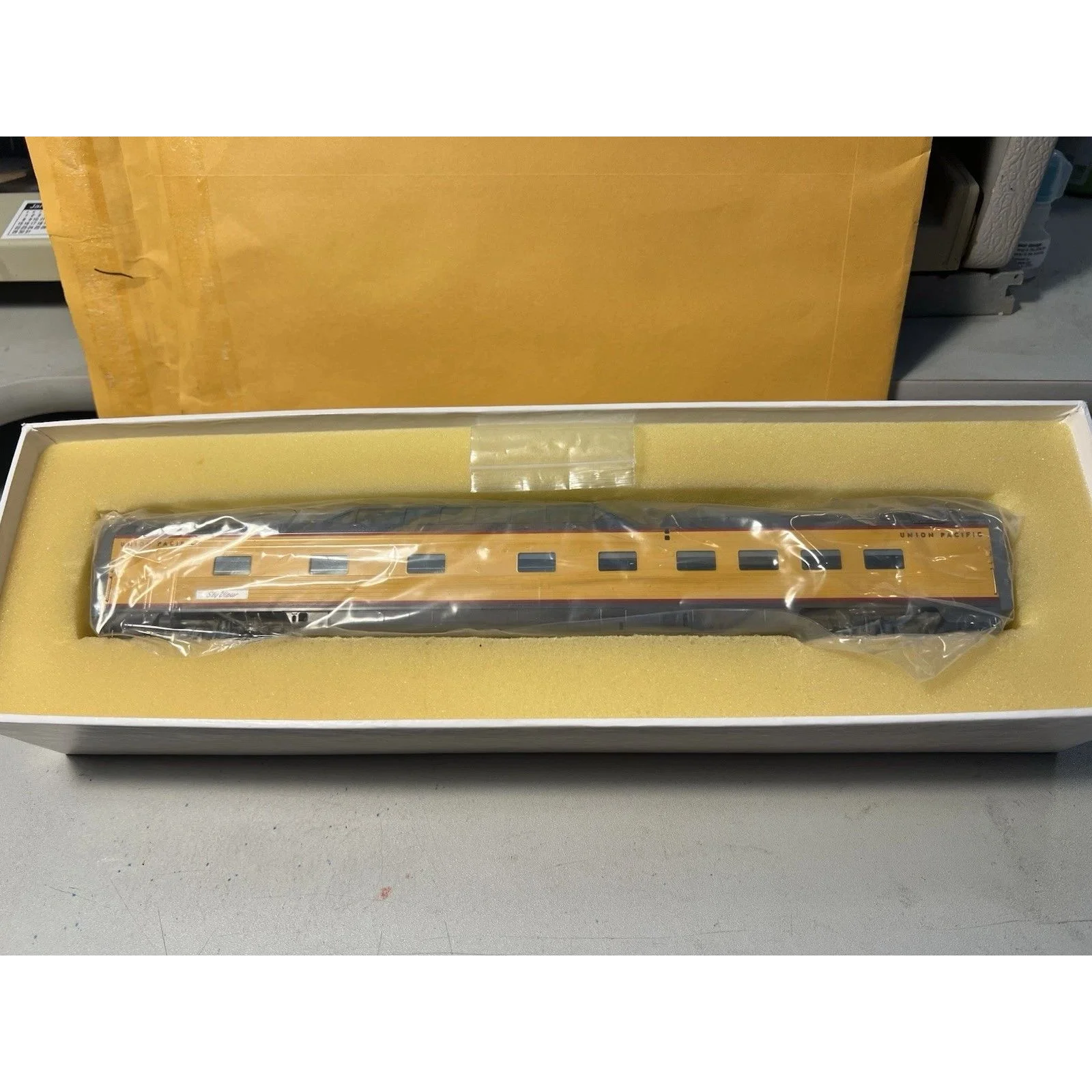 BRASS UNION PACIFIC DOME DINER "SKYVIEW" TRAIN OF TOMORROW CAR by CHALLENGER — photo 10