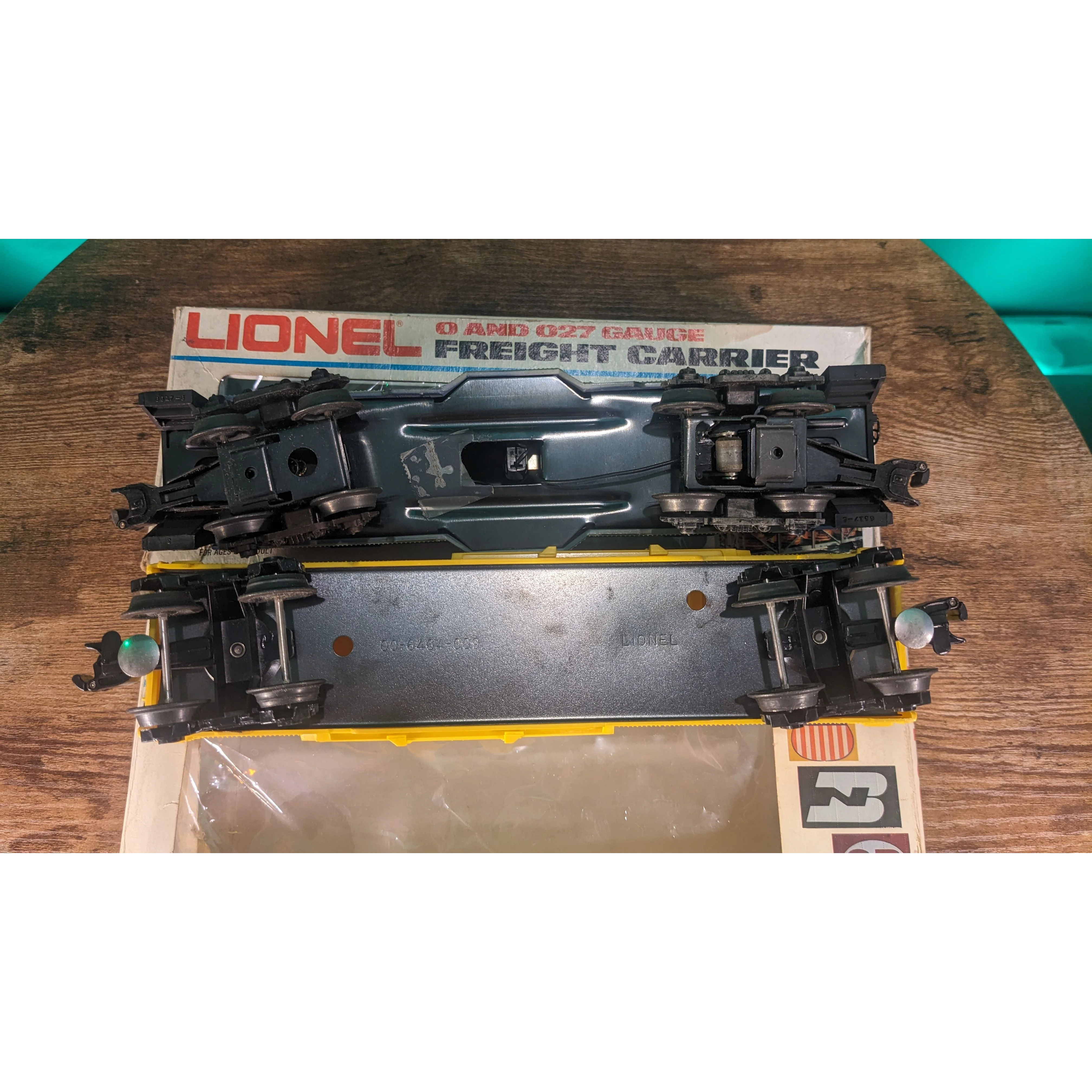 Lionel U36C Delaware & Hudson 8050 & 8051 Engine & Dummy, Boxcar & Bay Window Caboose - Image 14
