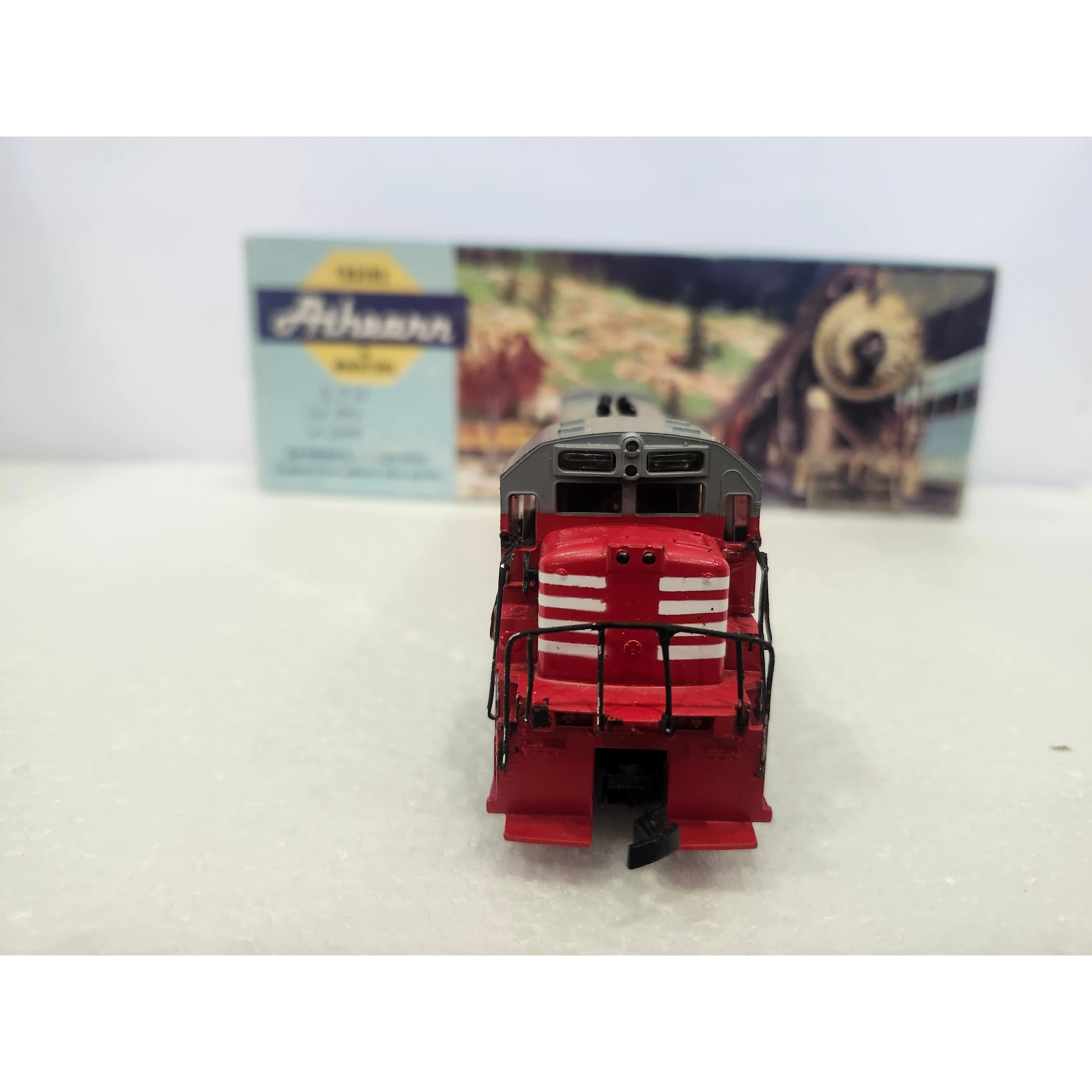 AHM 8 WHEEL HO BURLINGTON GP 30 LOCOTOMIVE — photo 4