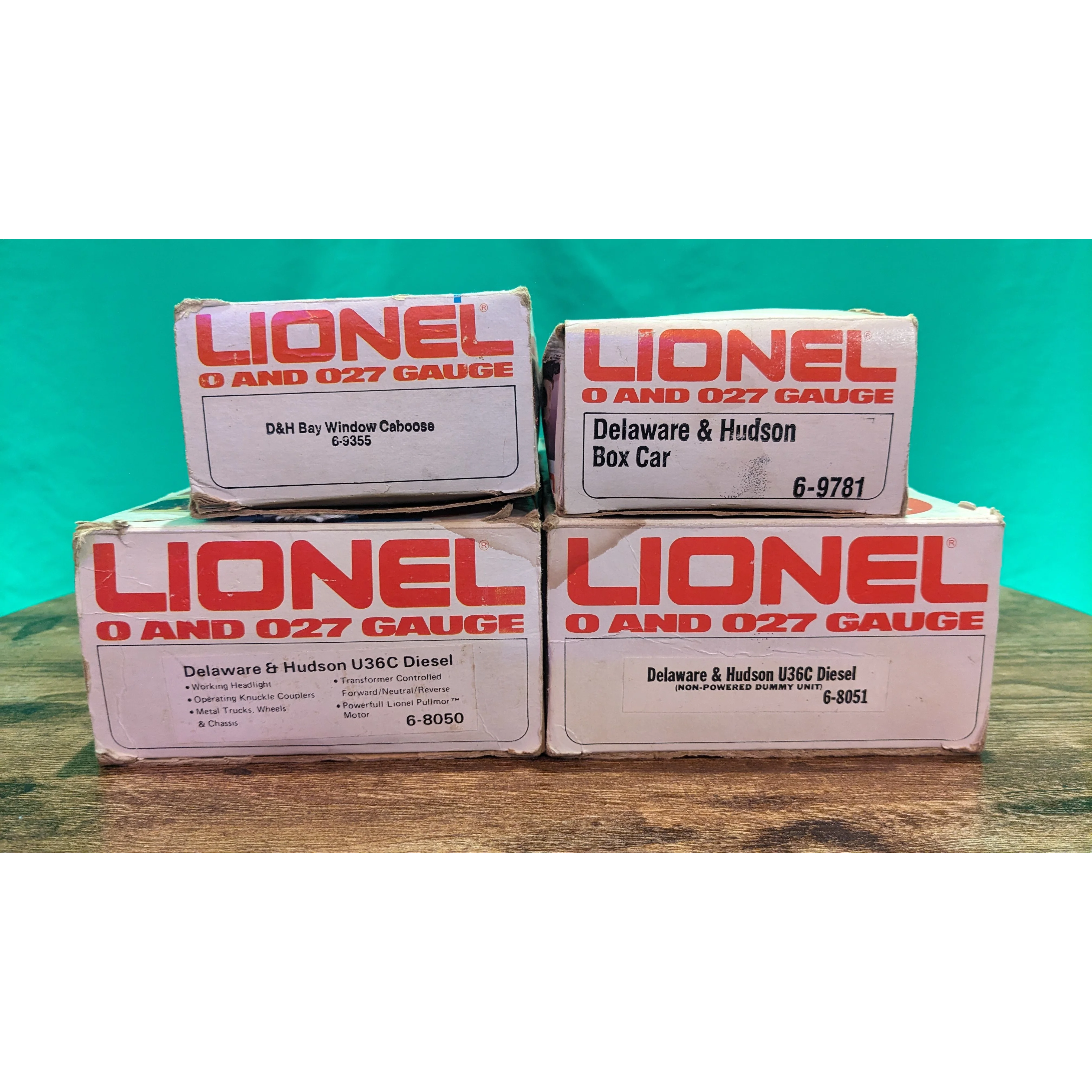 Lionel U36C Delaware & Hudson 8050 & 8051 Engine & Dummy, Boxcar & Bay Window Caboose - Image 3