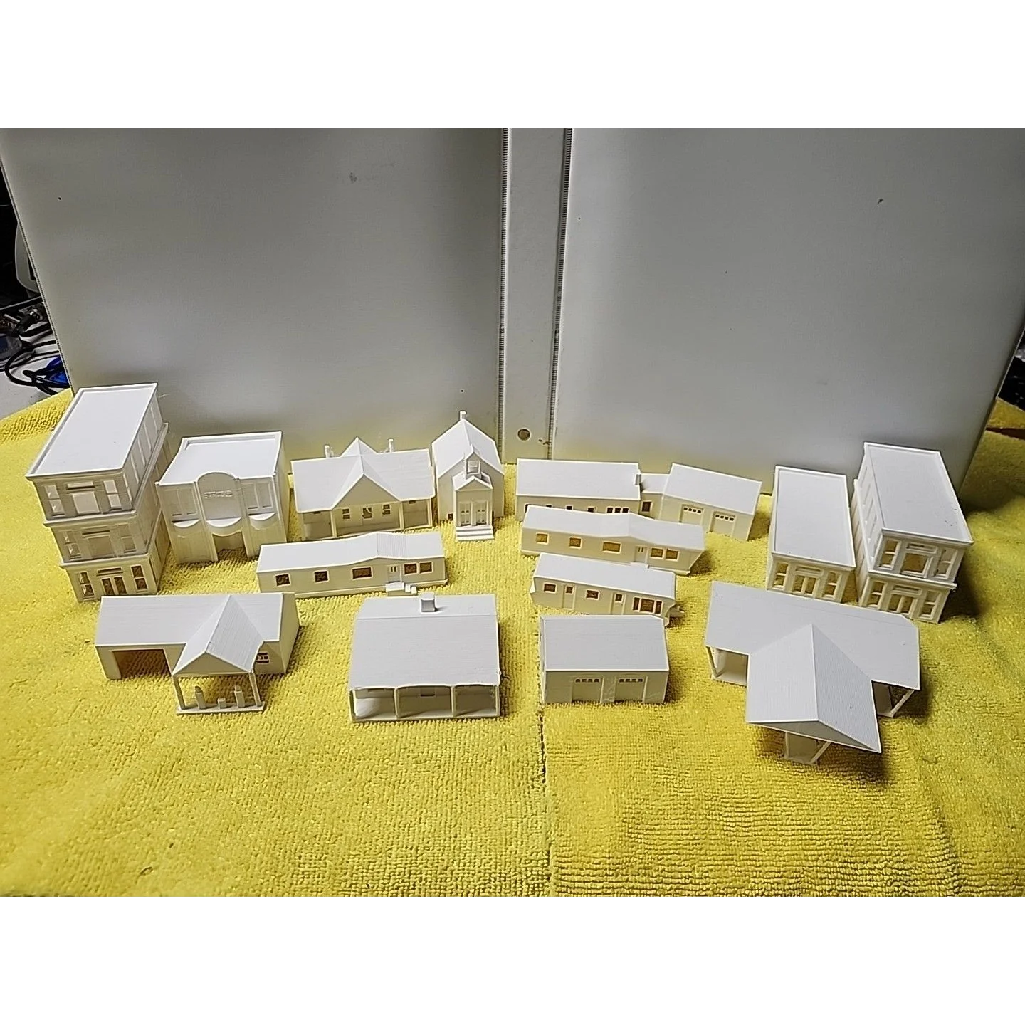N Scale 1:160 Train Model Set of 14 Buildings Ready for Paint