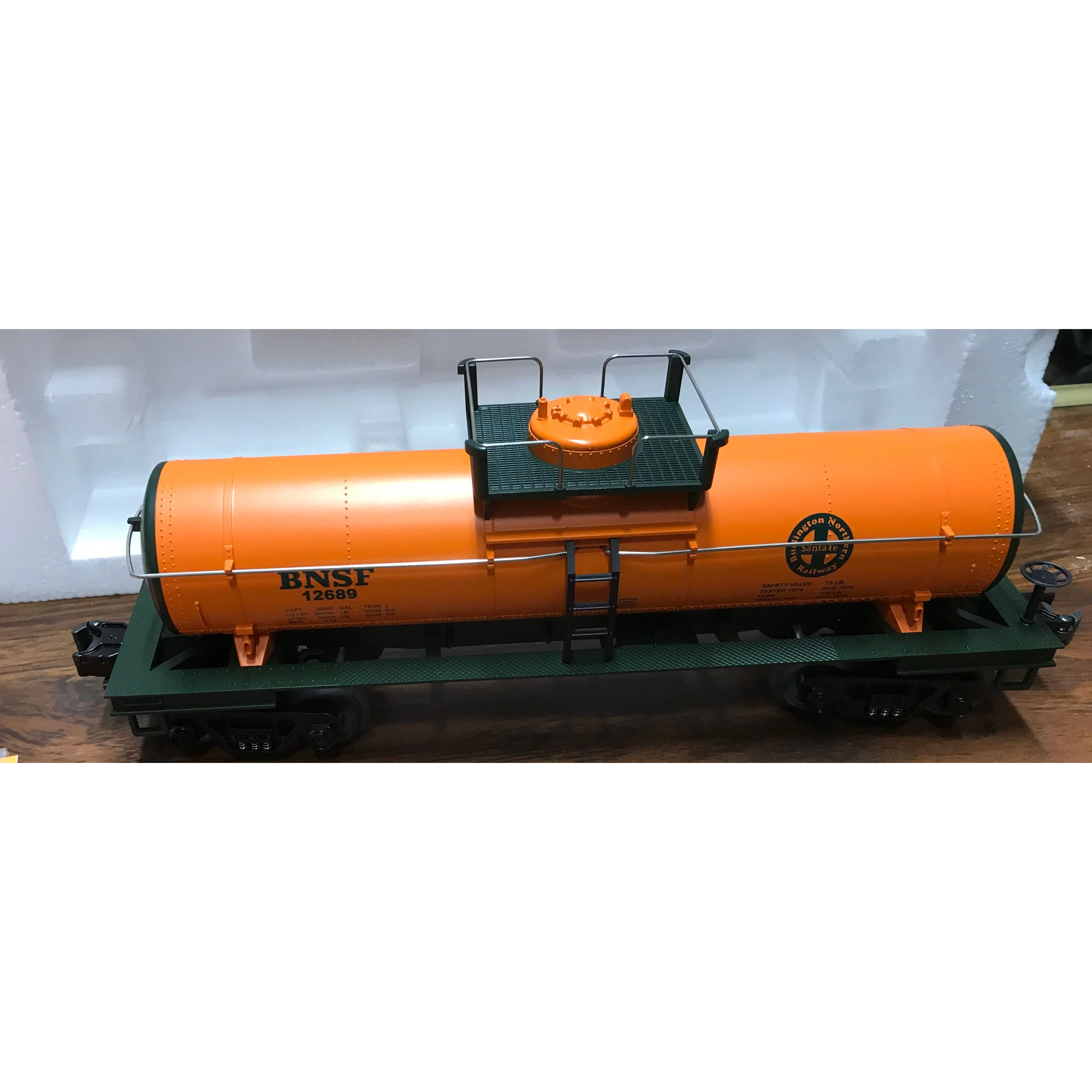 RailKing 33-7304 BNSF Tank Car - Rugged Rails - Image 2
