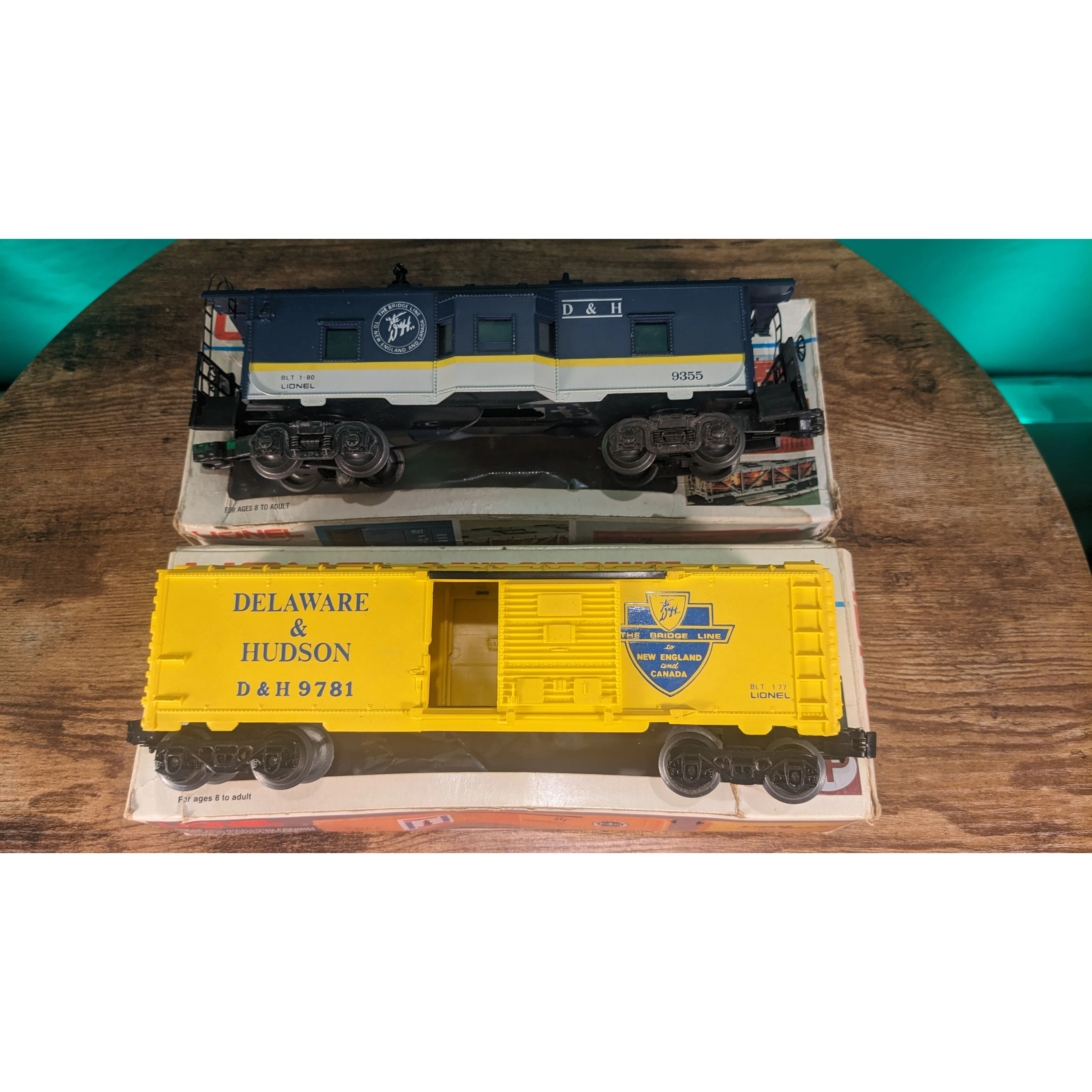 Lionel U36C Delaware & Hudson 8050 & 8051 Engine & Dummy, Boxcar & Bay Window Caboose - Image 2