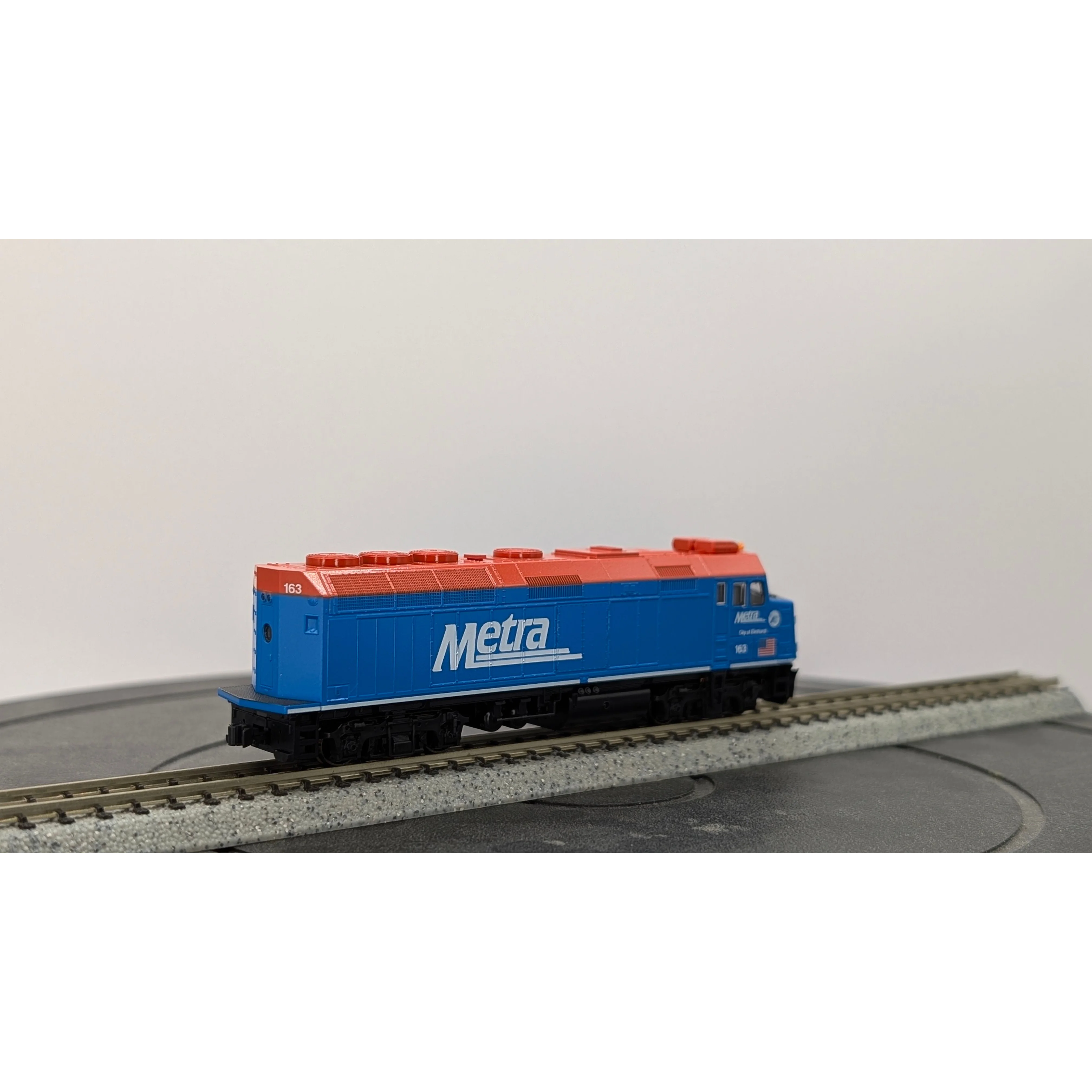 Kato 176-9103 F40PH Chicago Metra #163 DC - Image 2