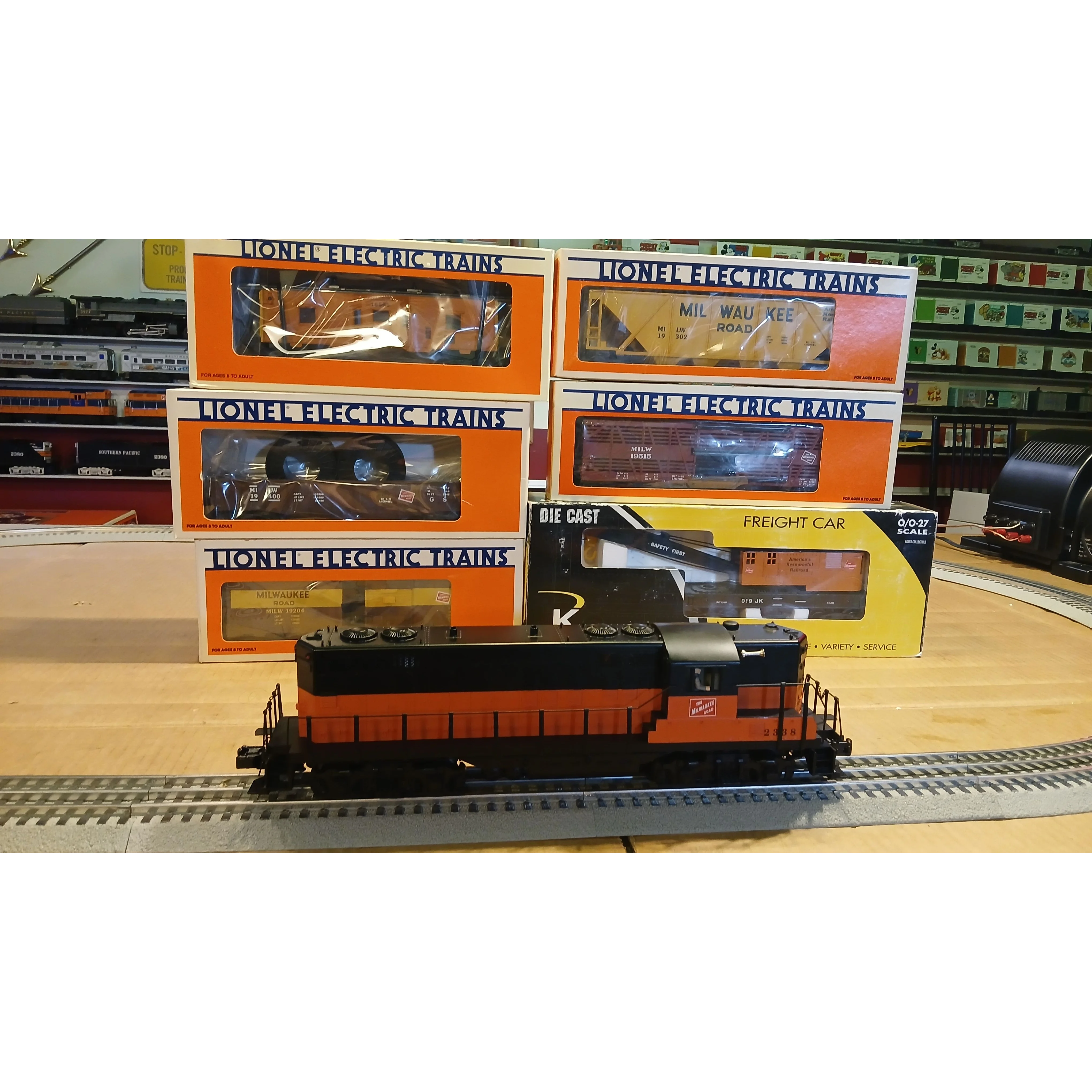 MTH Milwaukee Road O Gauge Premier GP-7 PS 2.0 and Rolling Stock - Image 1