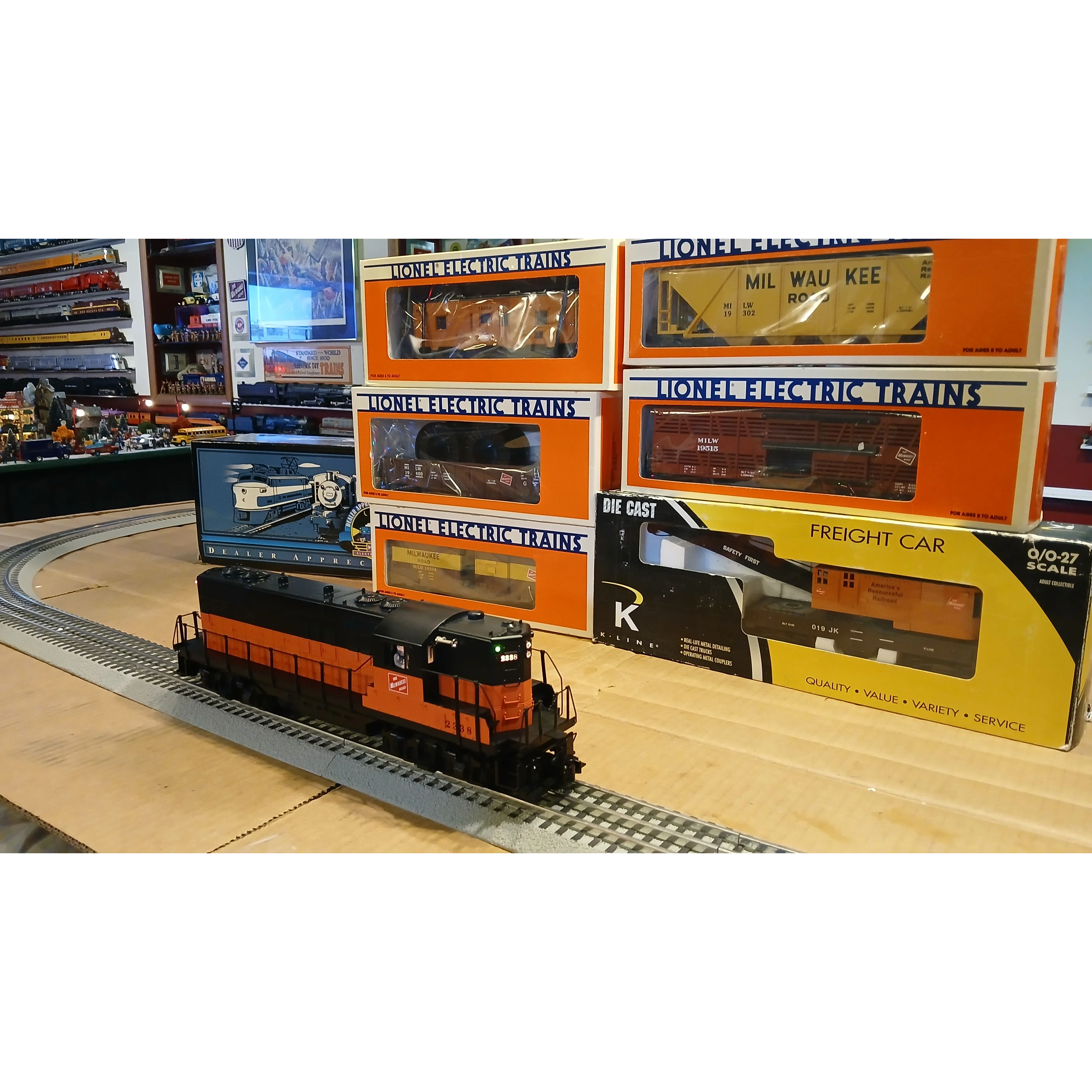 MTH Milwaukee Road O Gauge Premier GP-7 PS 2.0 and Rolling Stock - Image 4