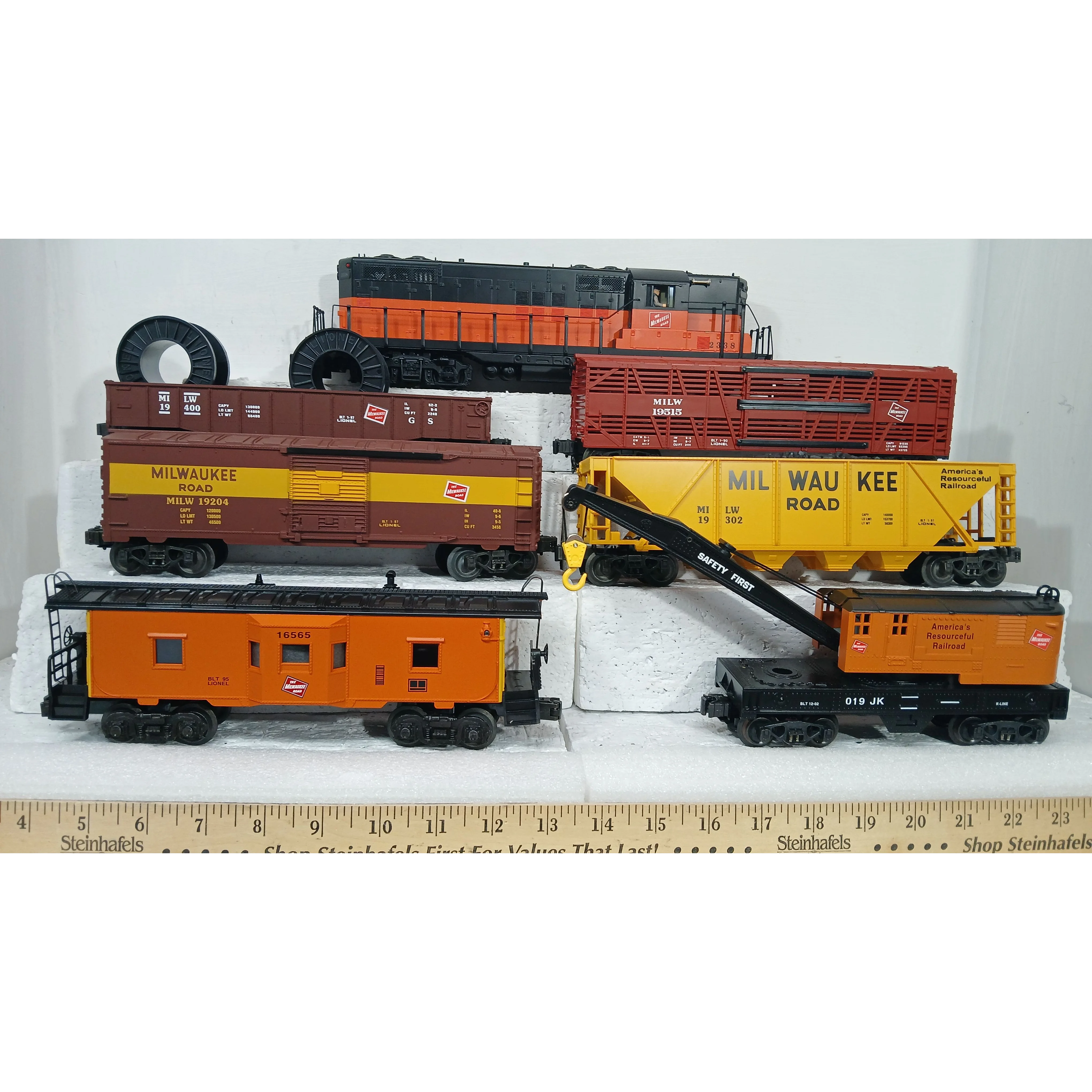 MTH Milwaukee Road O Gauge Premier GP-7 PS 2.0 and Rolling Stock - Image 2