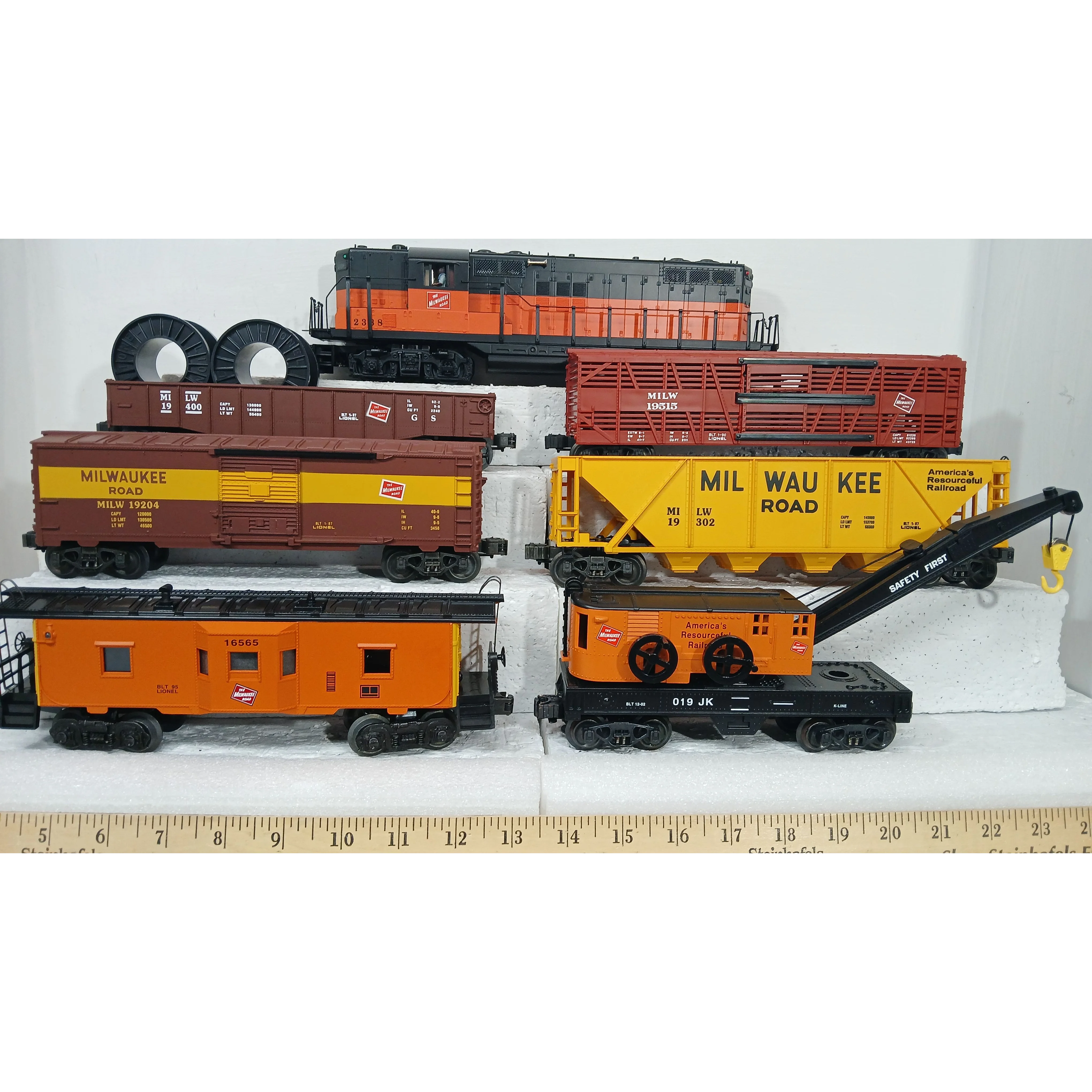 MTH Milwaukee Road O Gauge Premier GP-7 PS 2.0 and Rolling Stock - Image 5