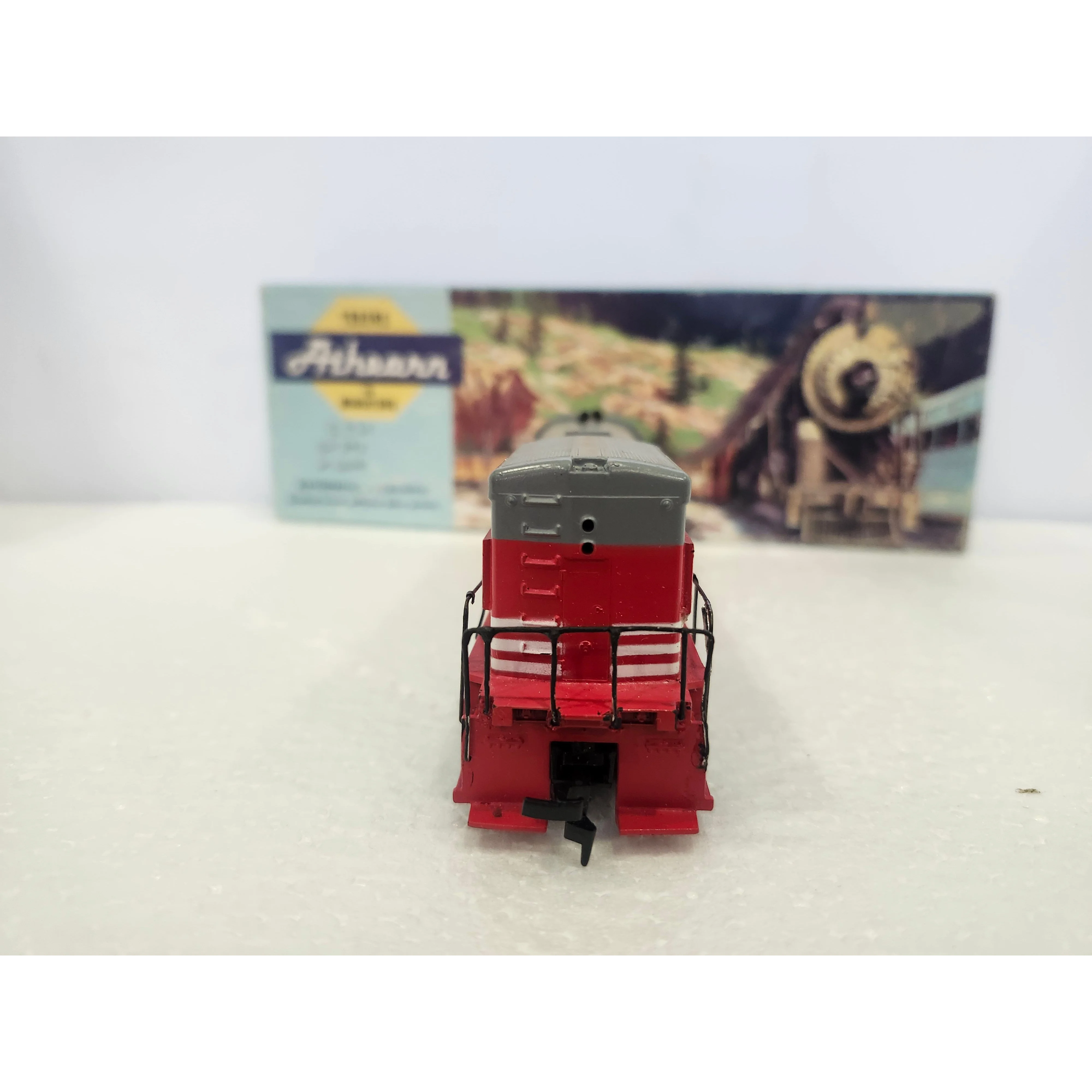 AHM 8 WHEEL HO BURLINGTON GP 30 LOCOTOMIVE — photo 5