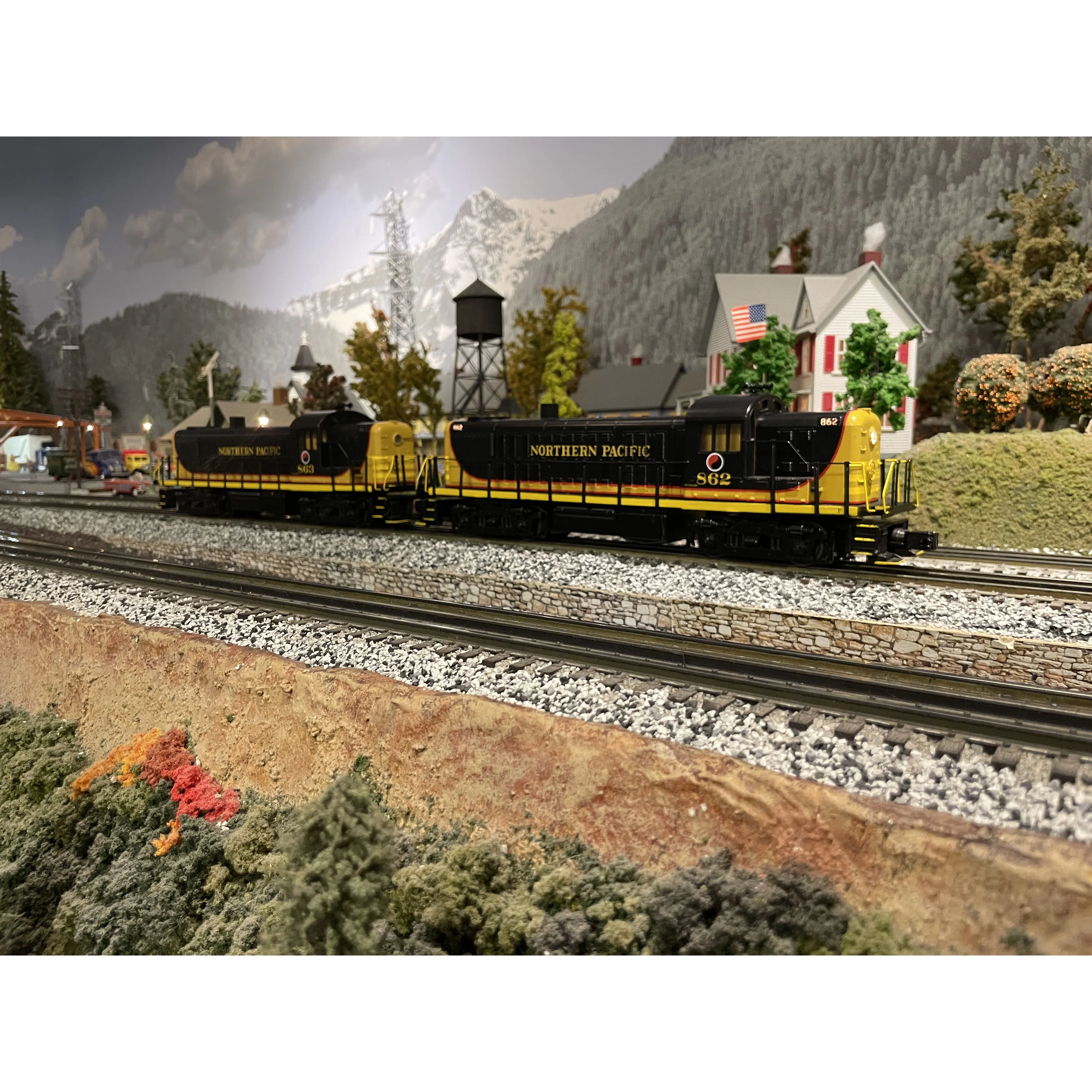 MTH Railking Scale Northern Pacific RS-3 Powered and Unpowered pair 30-20024-1, -4