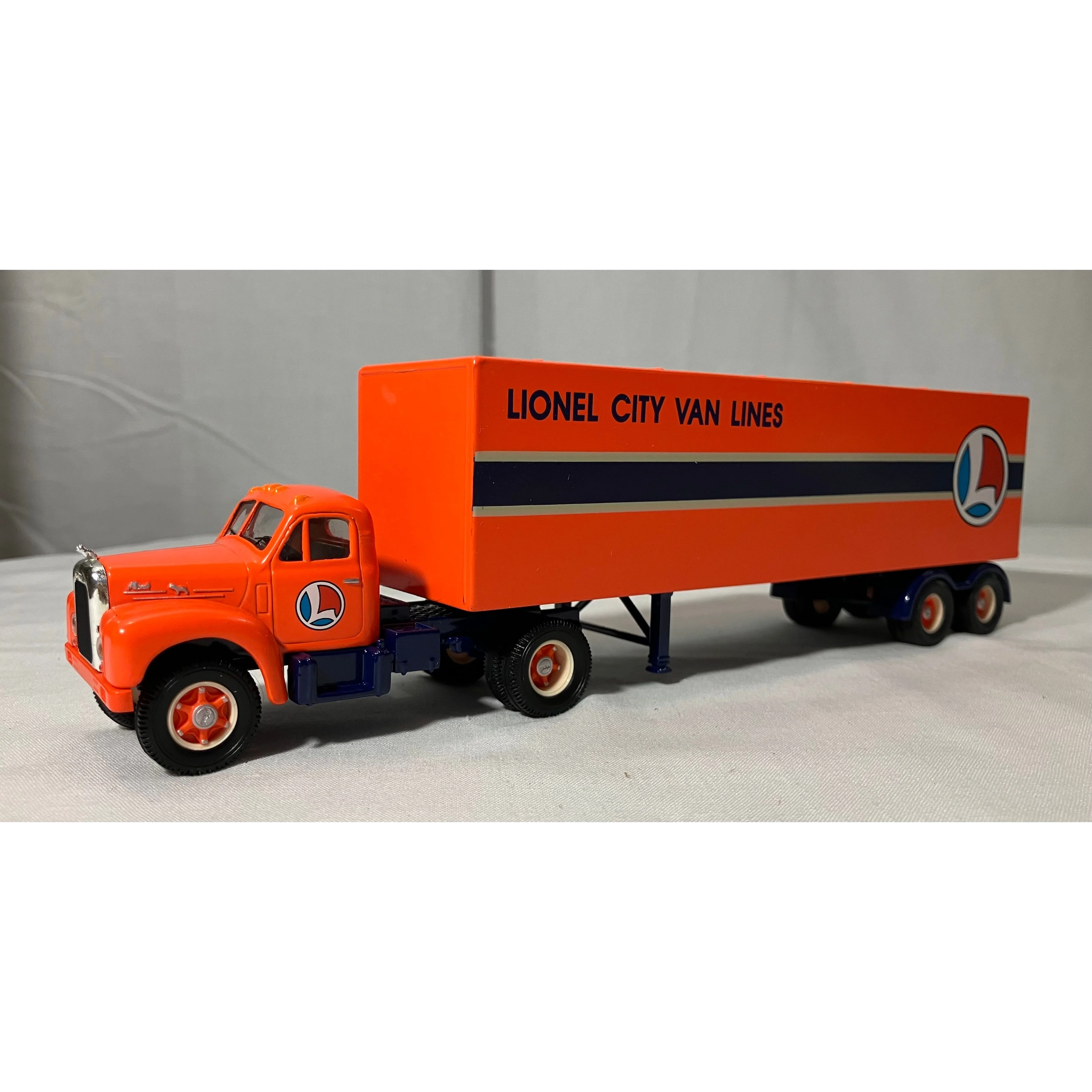 Corgi 52302 O scale Mack B Series Semi Lionel City Van Lines