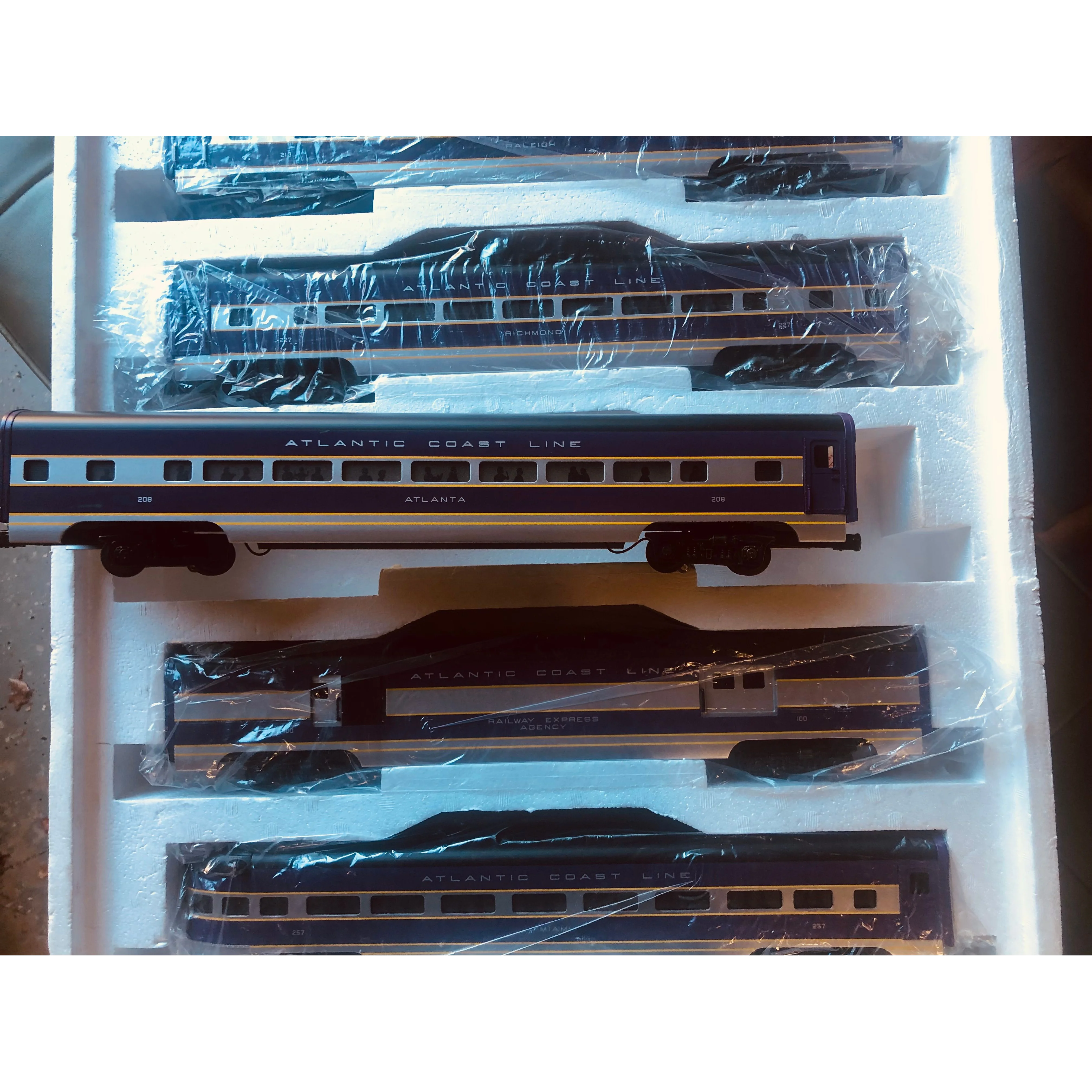 Mth Atlantic Coast Line Painted 70’ 5 Aluminum cars, one baggage, 3 coaches and obser — photo 7
