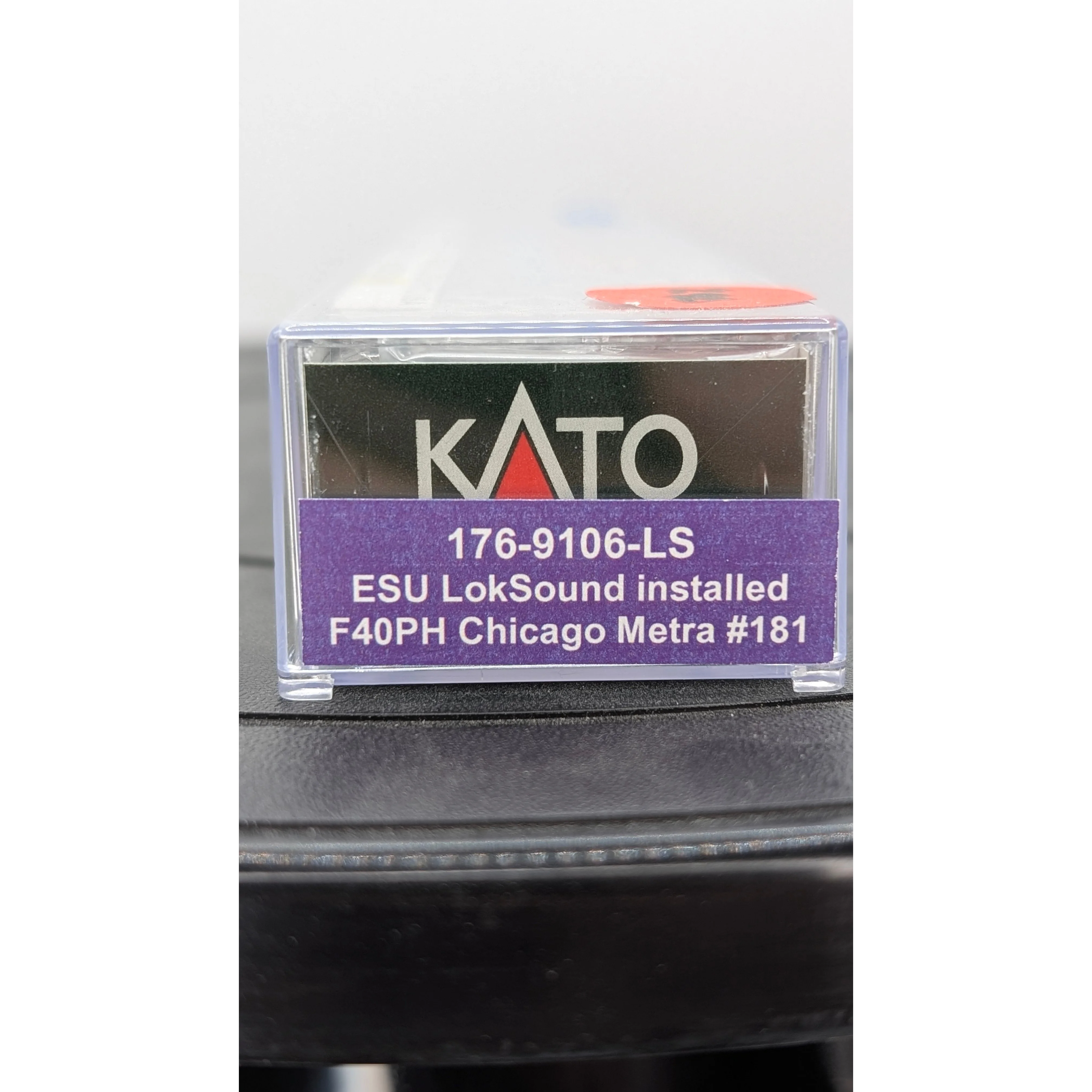 Kato 176-9106-LS F40PH Chicago Metra #181 w/ESU LokSound DCC and Sound — photo 4