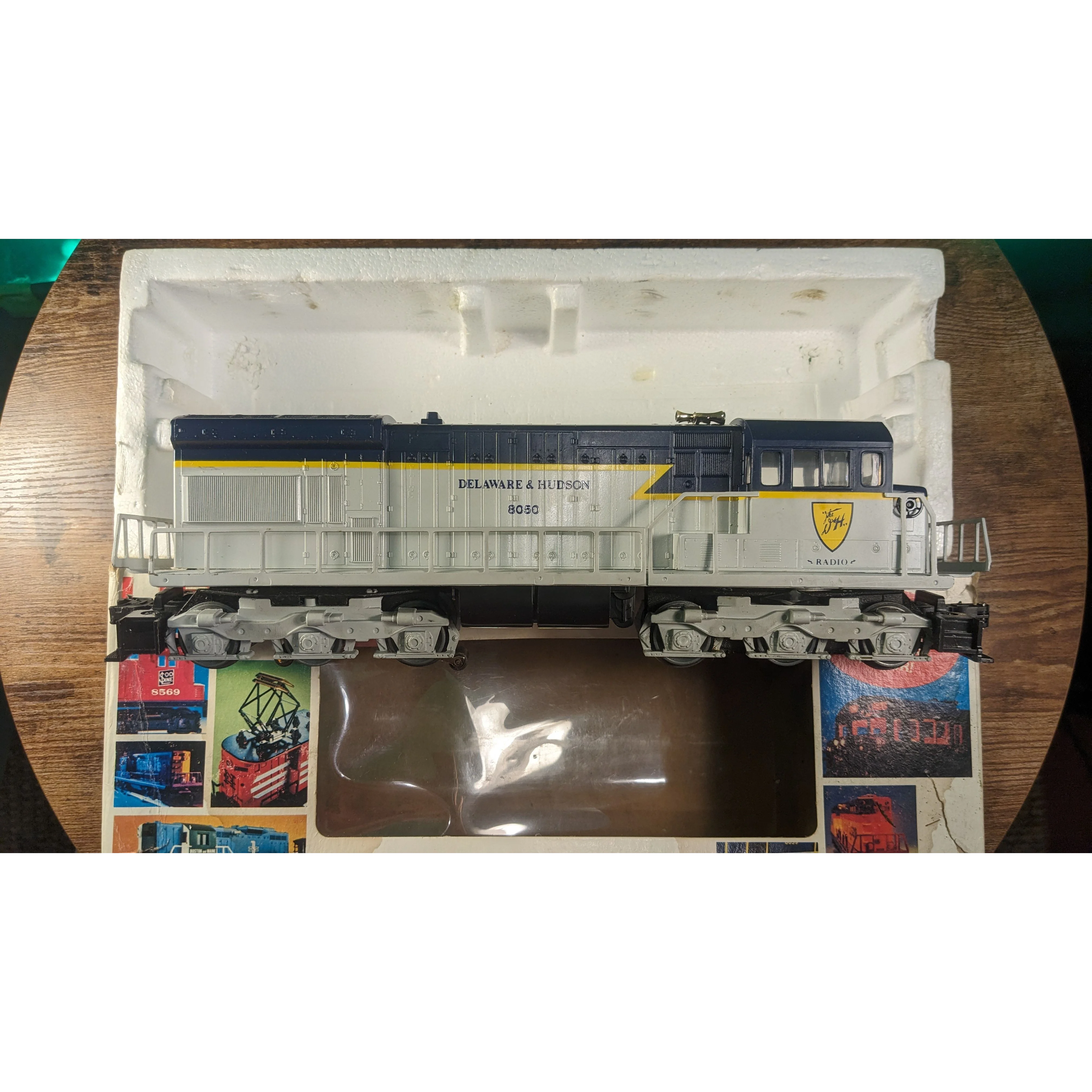Lionel U36C Delaware & Hudson 8050 & 8051 Engine & Dummy, Boxcar & Bay Window Caboose - Image 8