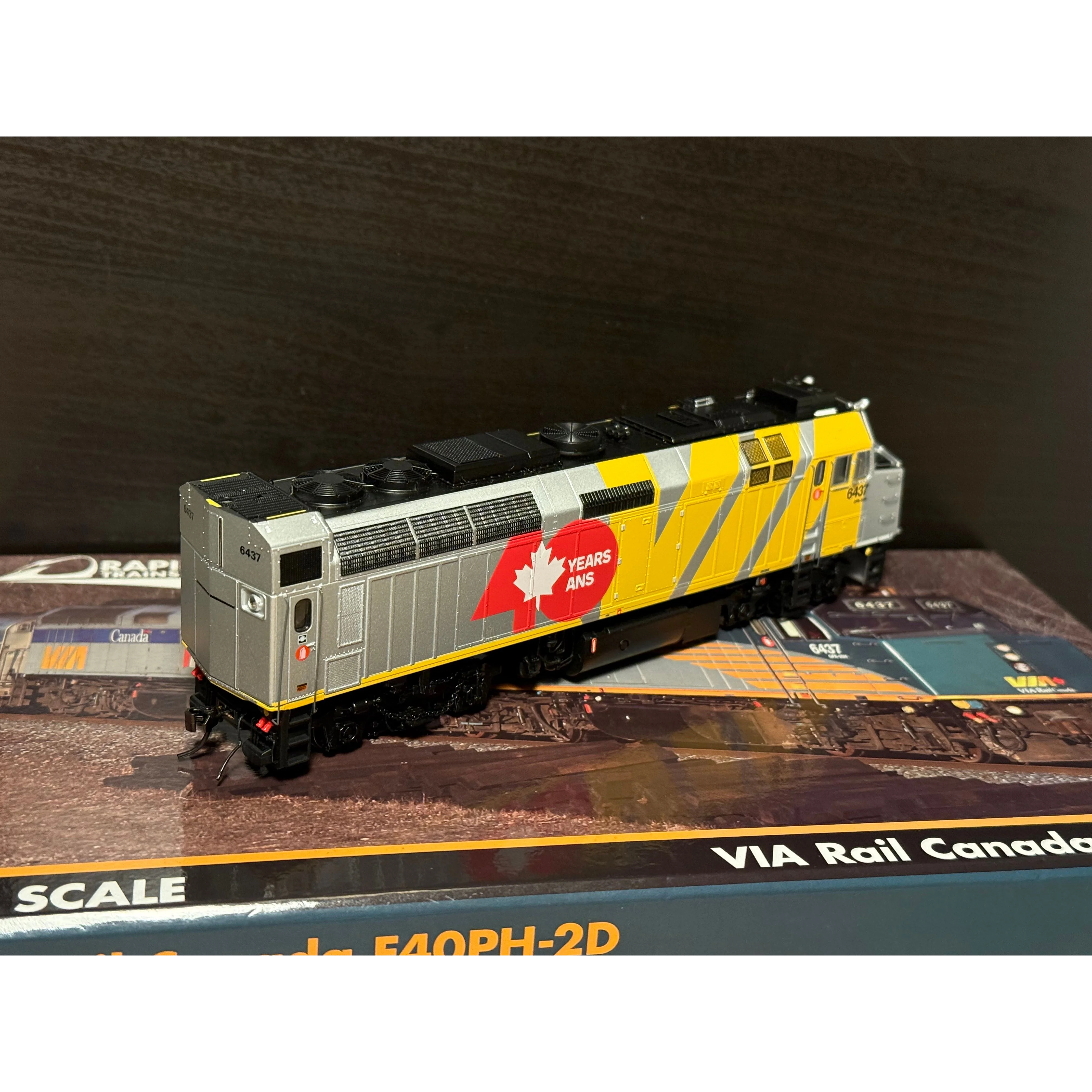 HO Rapido VIA Rebuilt F40PH-2D #6437 w/LokSound, VIA40 Scheme 82523 — photo 2