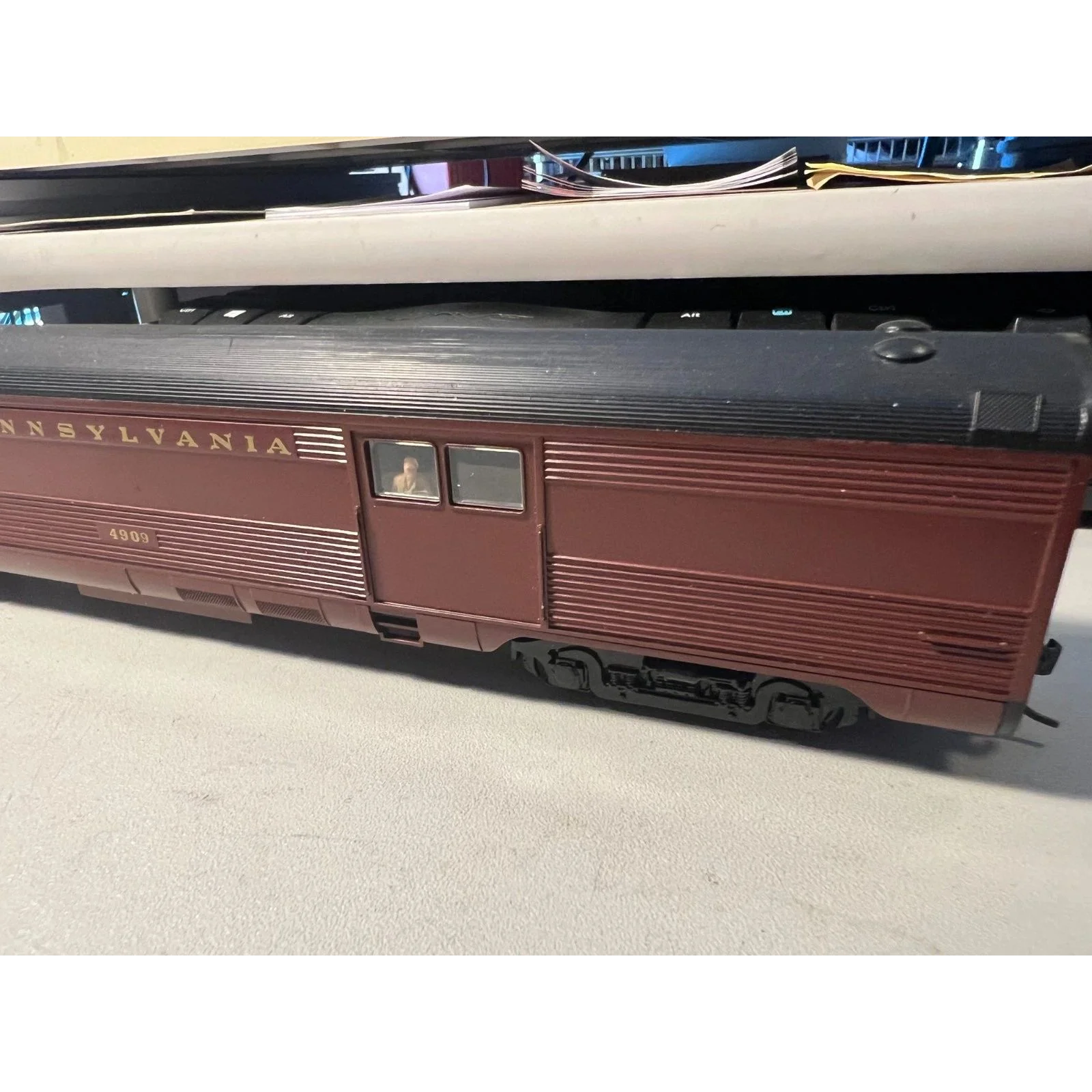 HO scale PENNSYLVANIA BAGGAGE BY ATHEARN — photo 3