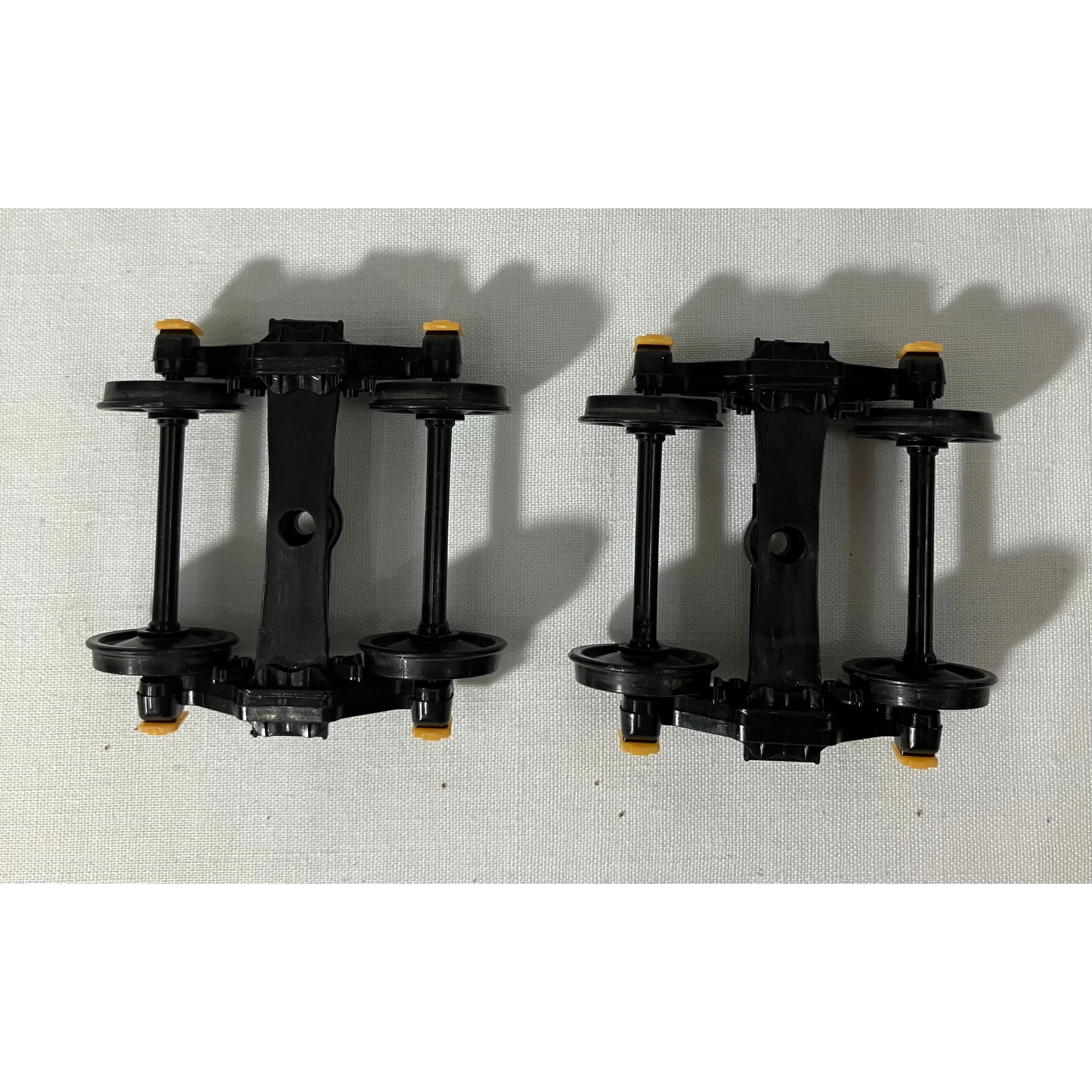 O scale two rail plastic trucks (pair) — photo 3