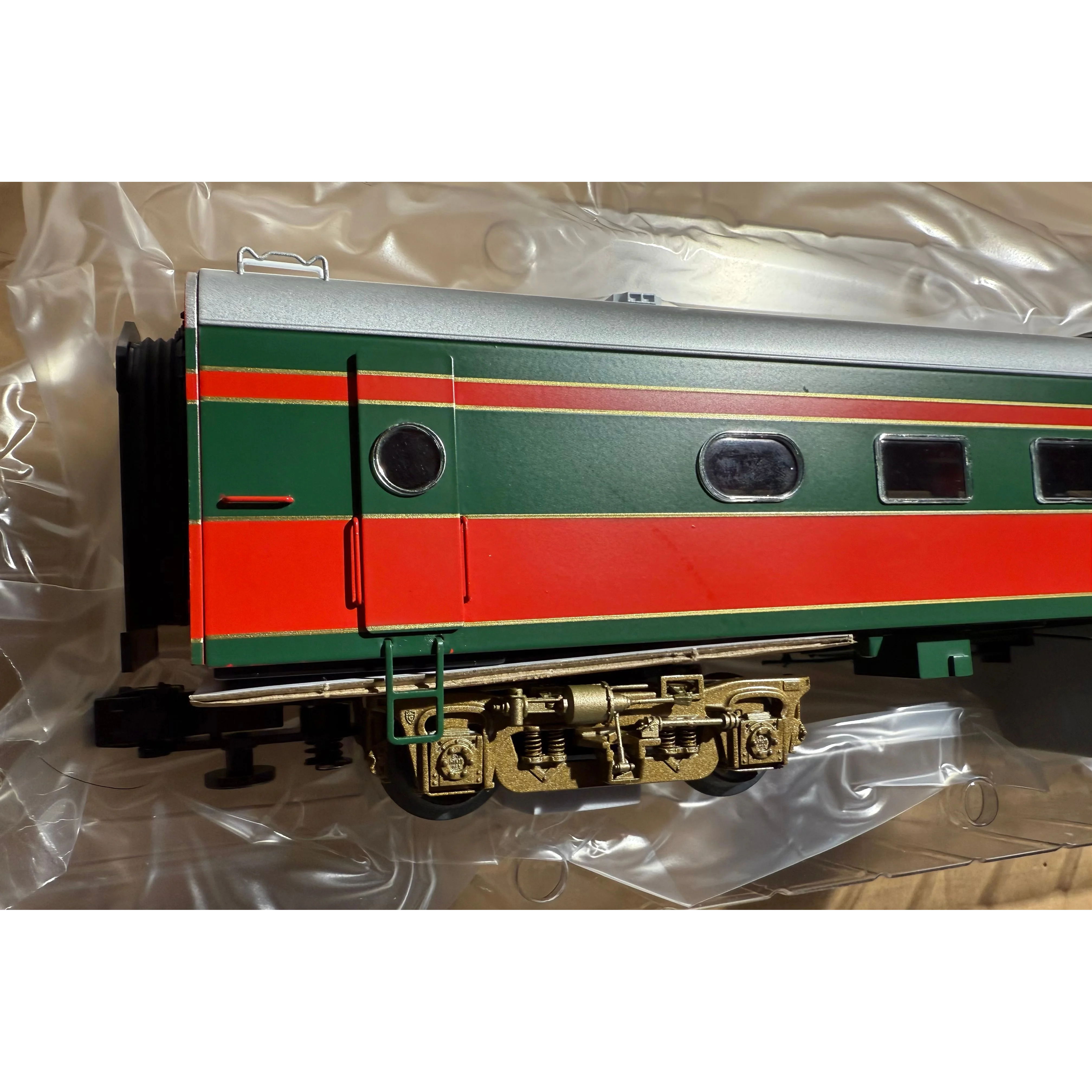 Lionel 2427430 & 2427440 North Pole Central 4 and 3 Pack Aluminum Passenger Cars — photo 11