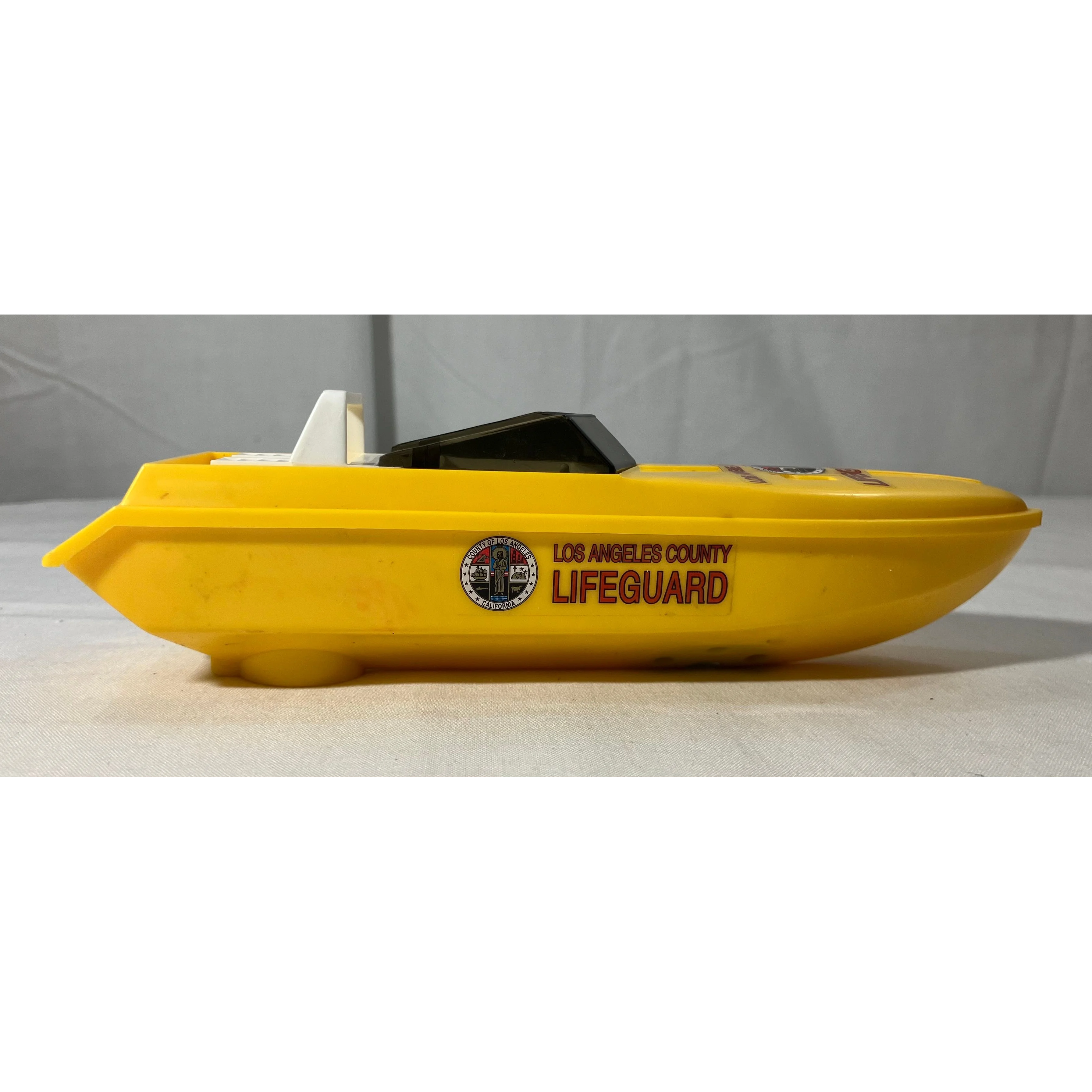 Lionel 6-16970 O scale 3 rail L.A. County flatcar with motorized speedboat — photo 9