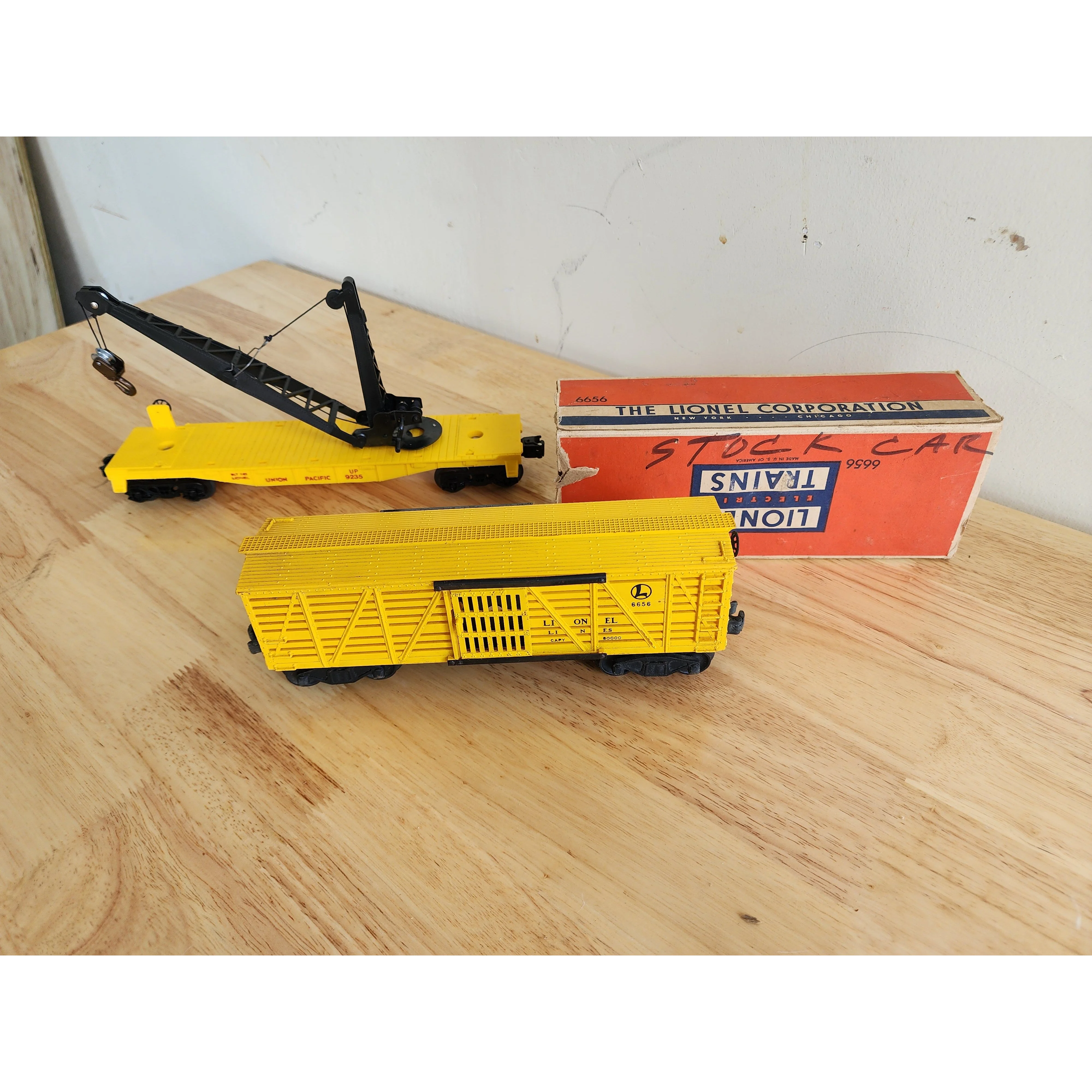 2 Cars - Lionel Union Pacific Derrick / Crane Car 6-9235 & Lionel 6656 Stock Car — photo 15