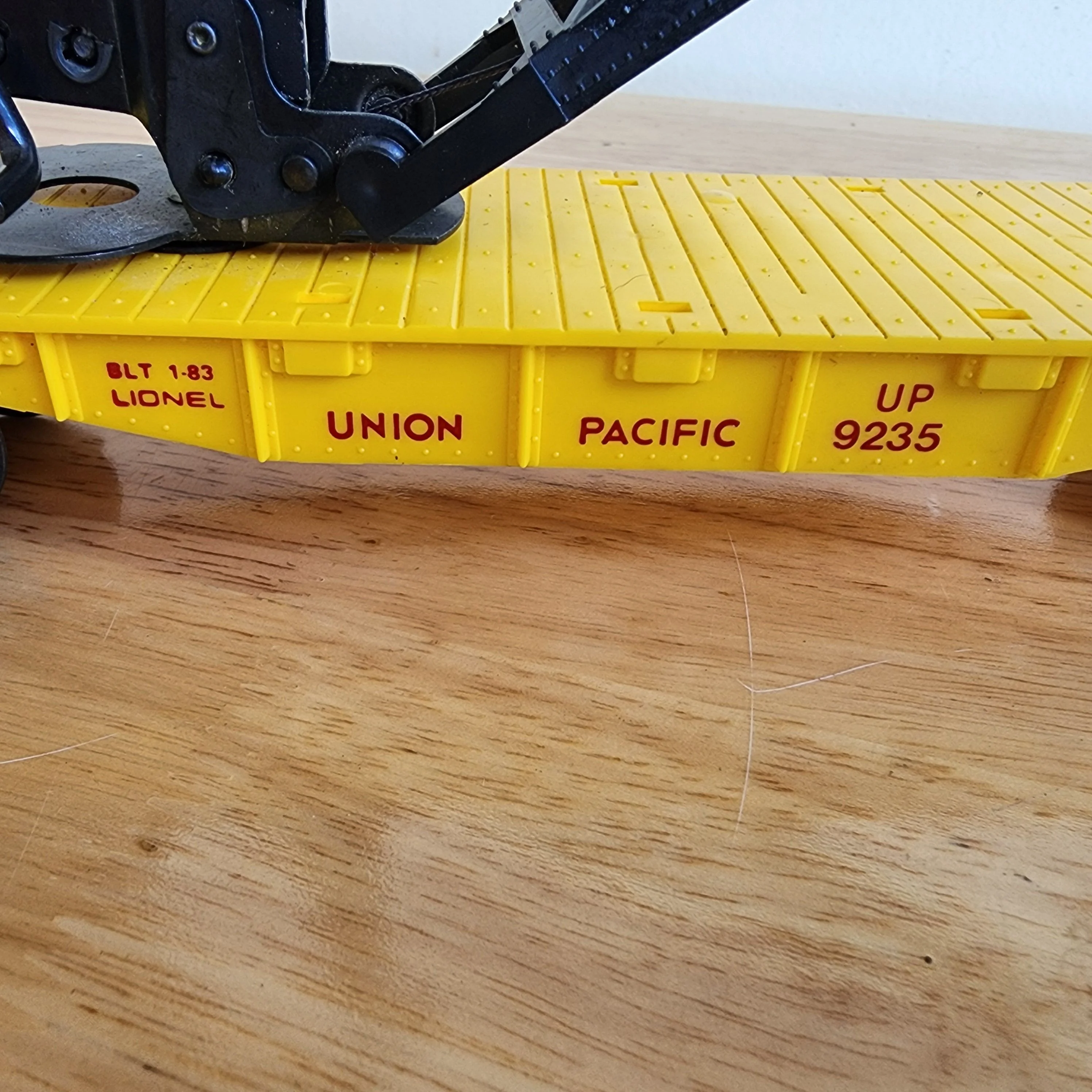 2 Cars - Lionel Union Pacific Derrick / Crane Car 6-9235 & Lionel 6656 Stock Car — photo 3