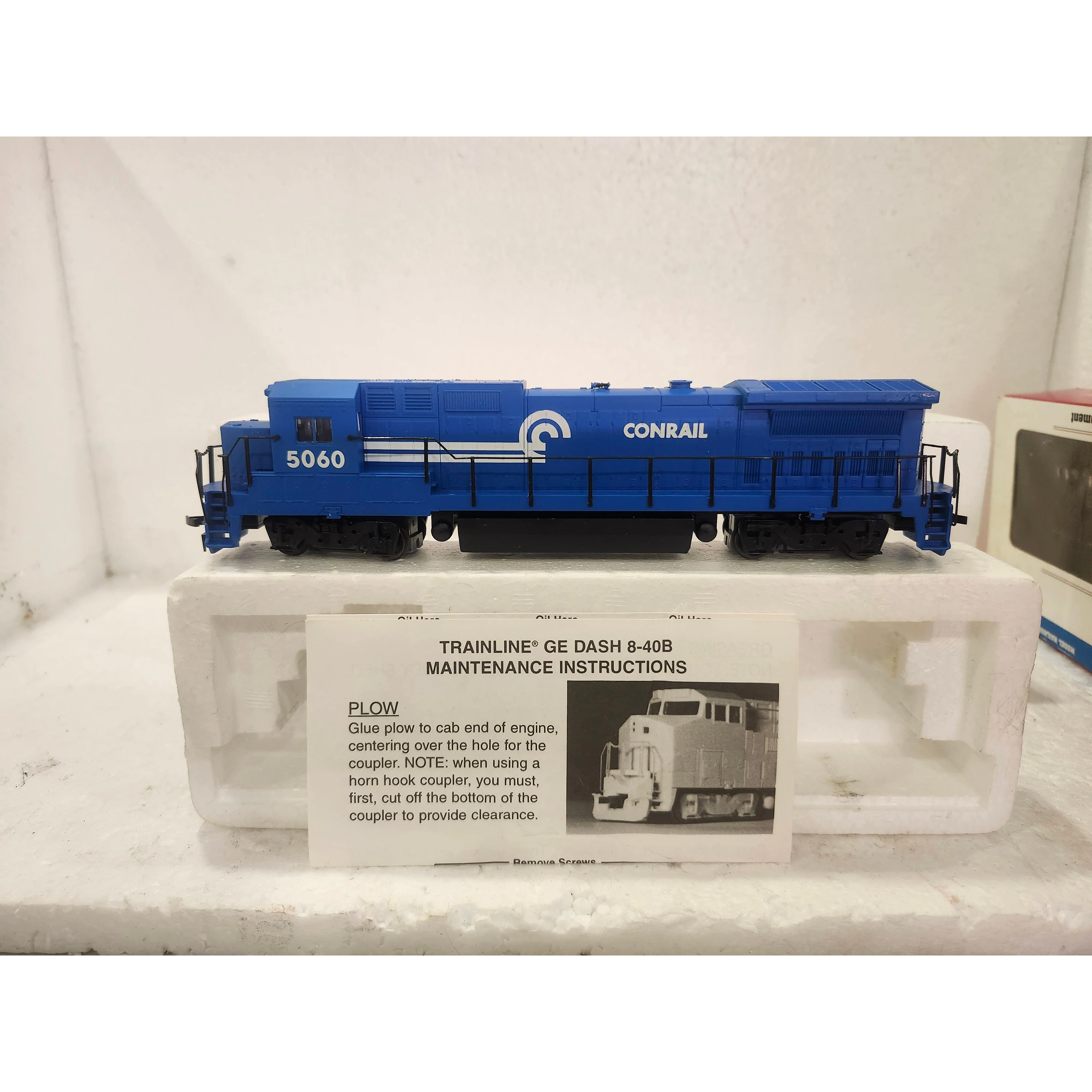 Walther's Trainline GE Dash 8 40B Conrail 5060 Snowplow included preowned — photo 3