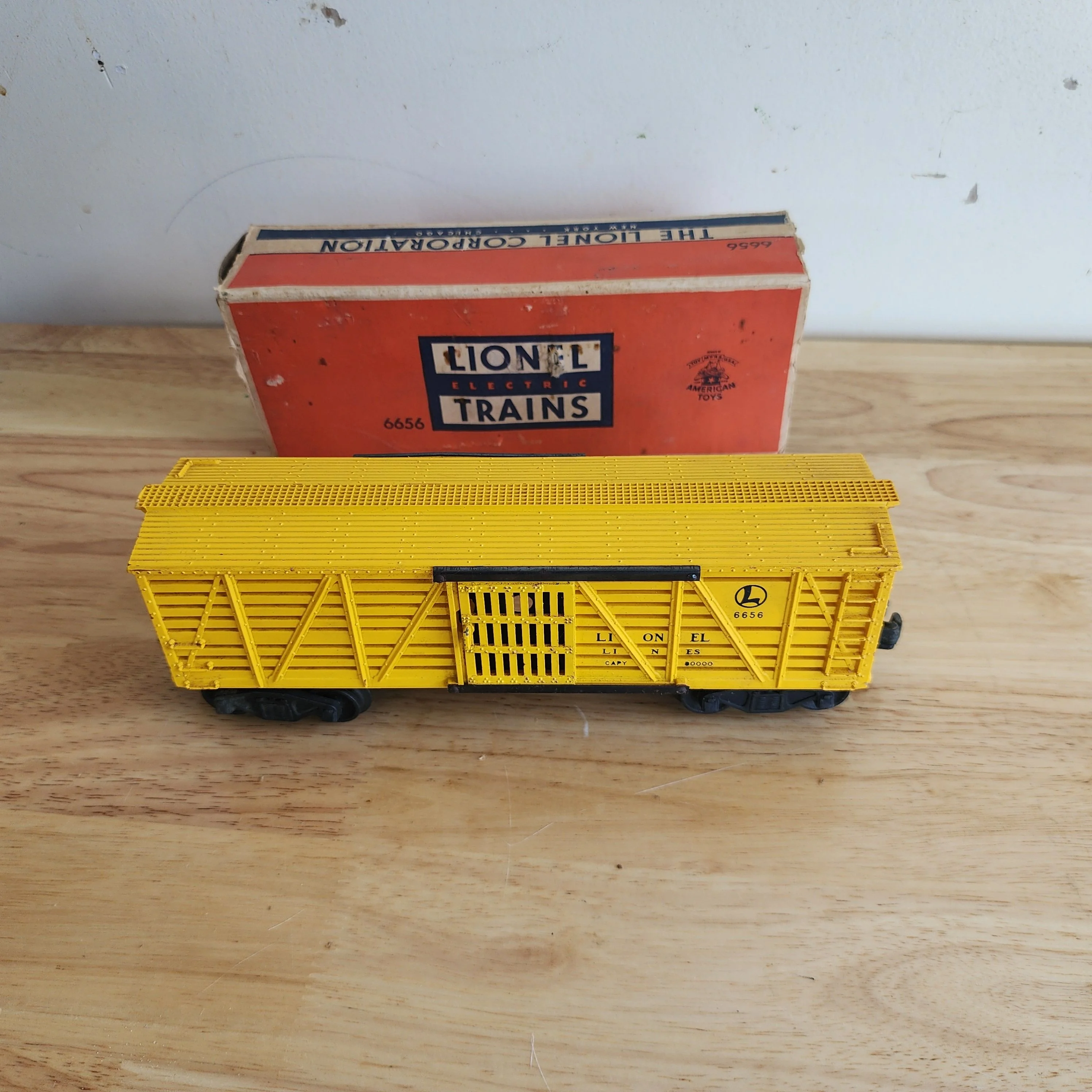 2 Cars - Lionel Union Pacific Derrick / Crane Car 6-9235 & Lionel 6656 Stock Car — photo 9