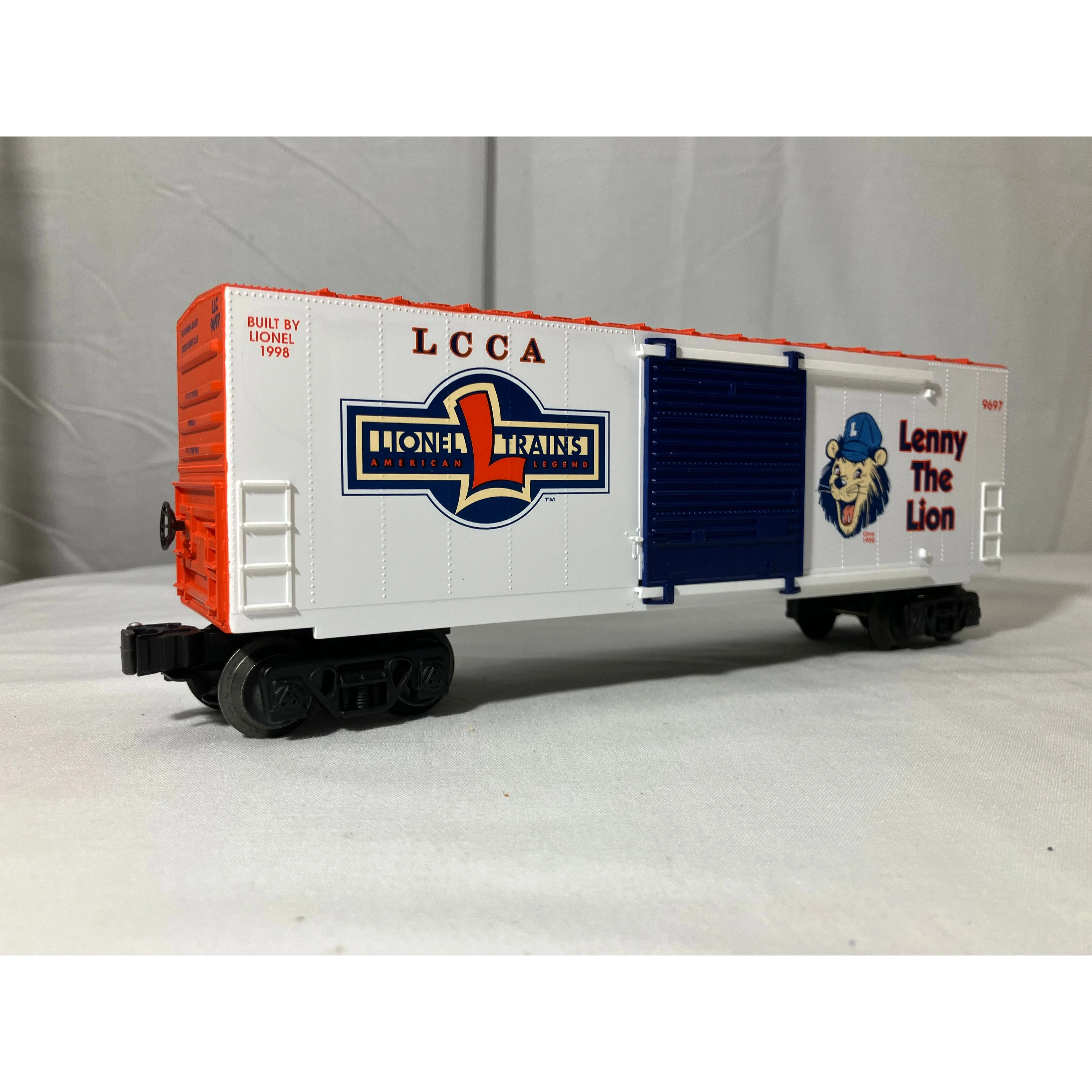 Lionel 6-29232 O scale 3 rail Lenny the Lion Hi-Cube Boxcar