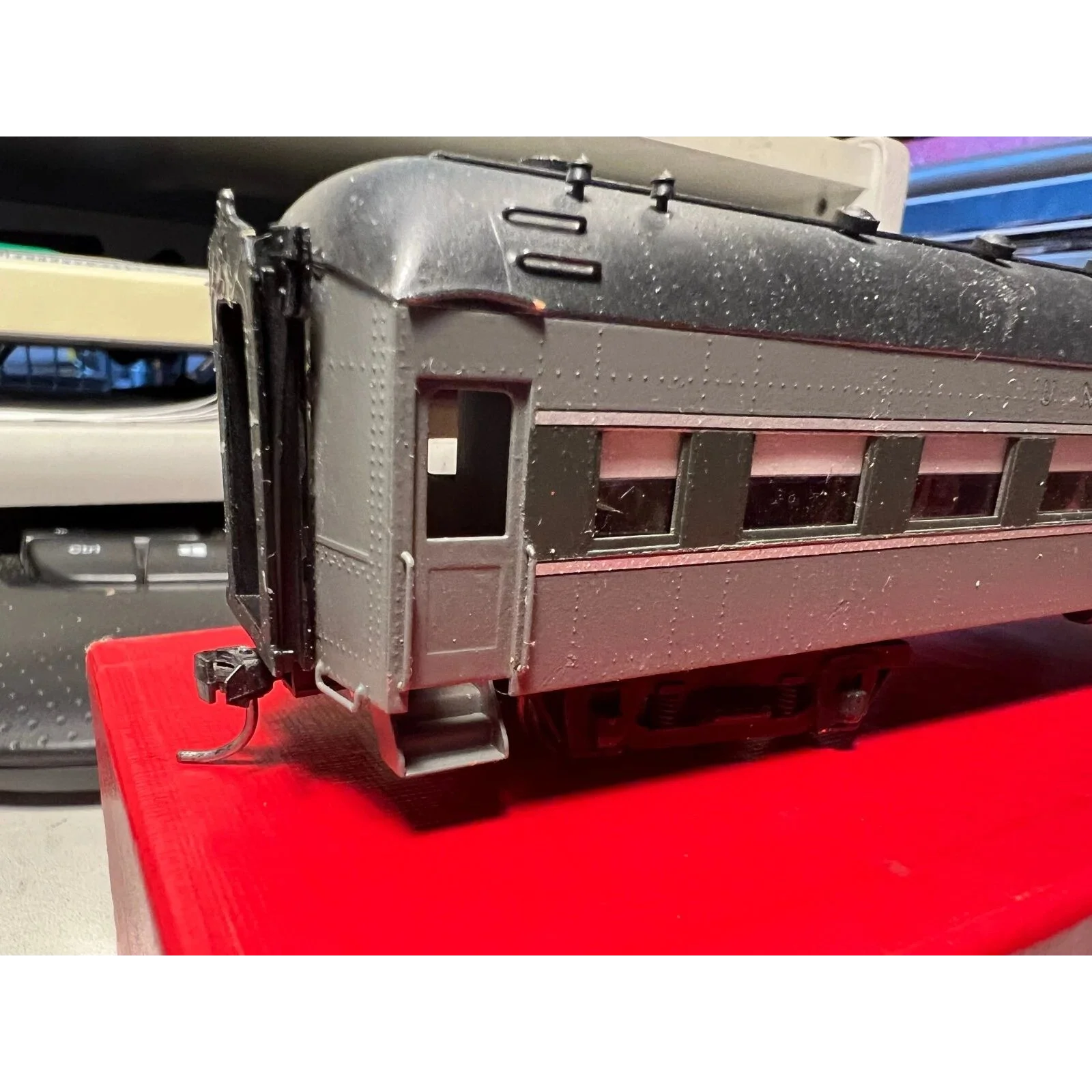 BRASS UNION PACIFIC MODERNIZED 67' COACH # 4302 by SOHO CUSTOM PAINTED HO SCALE — photo 3