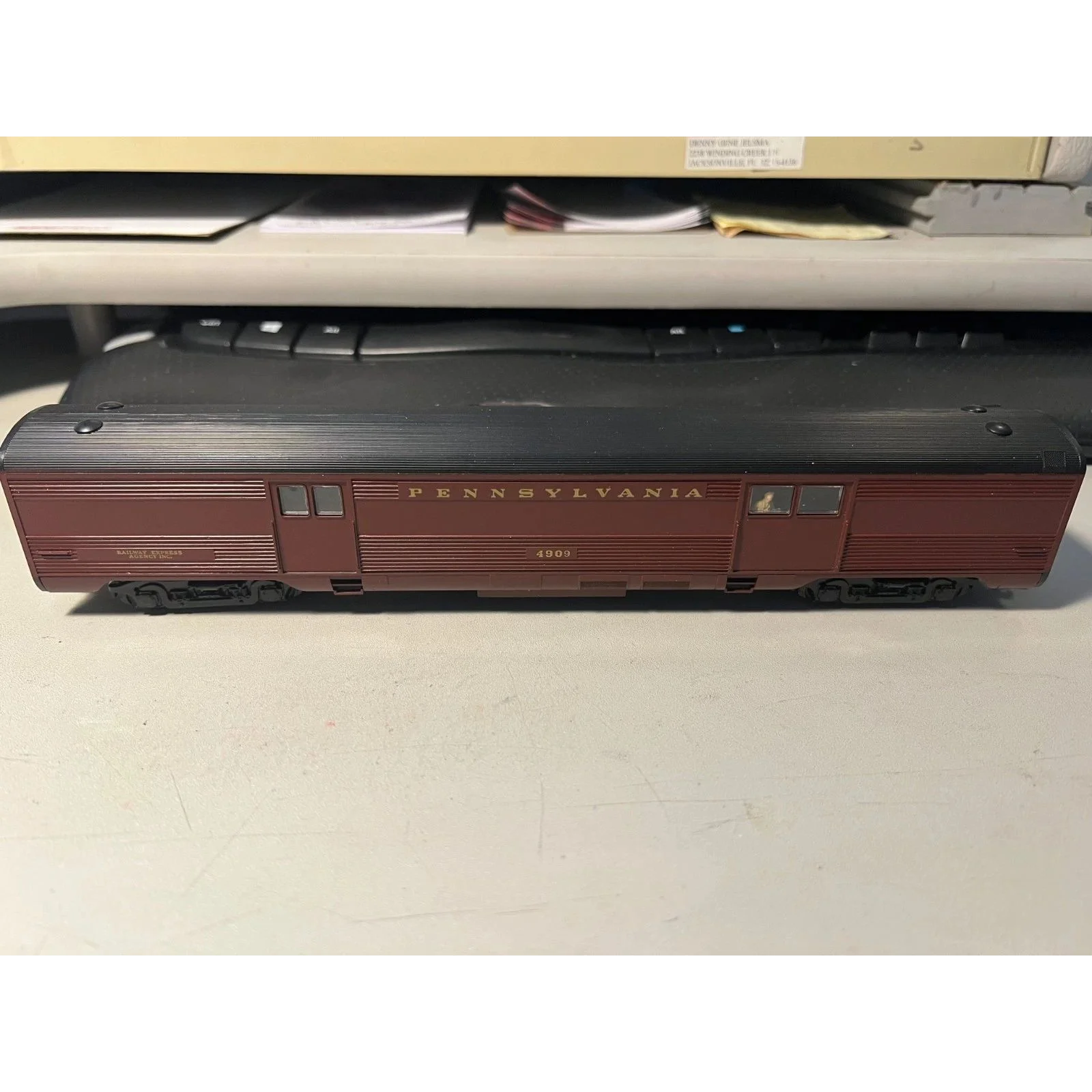 HO scale PENNSYLVANIA BAGGAGE BY ATHEARN — photo 2