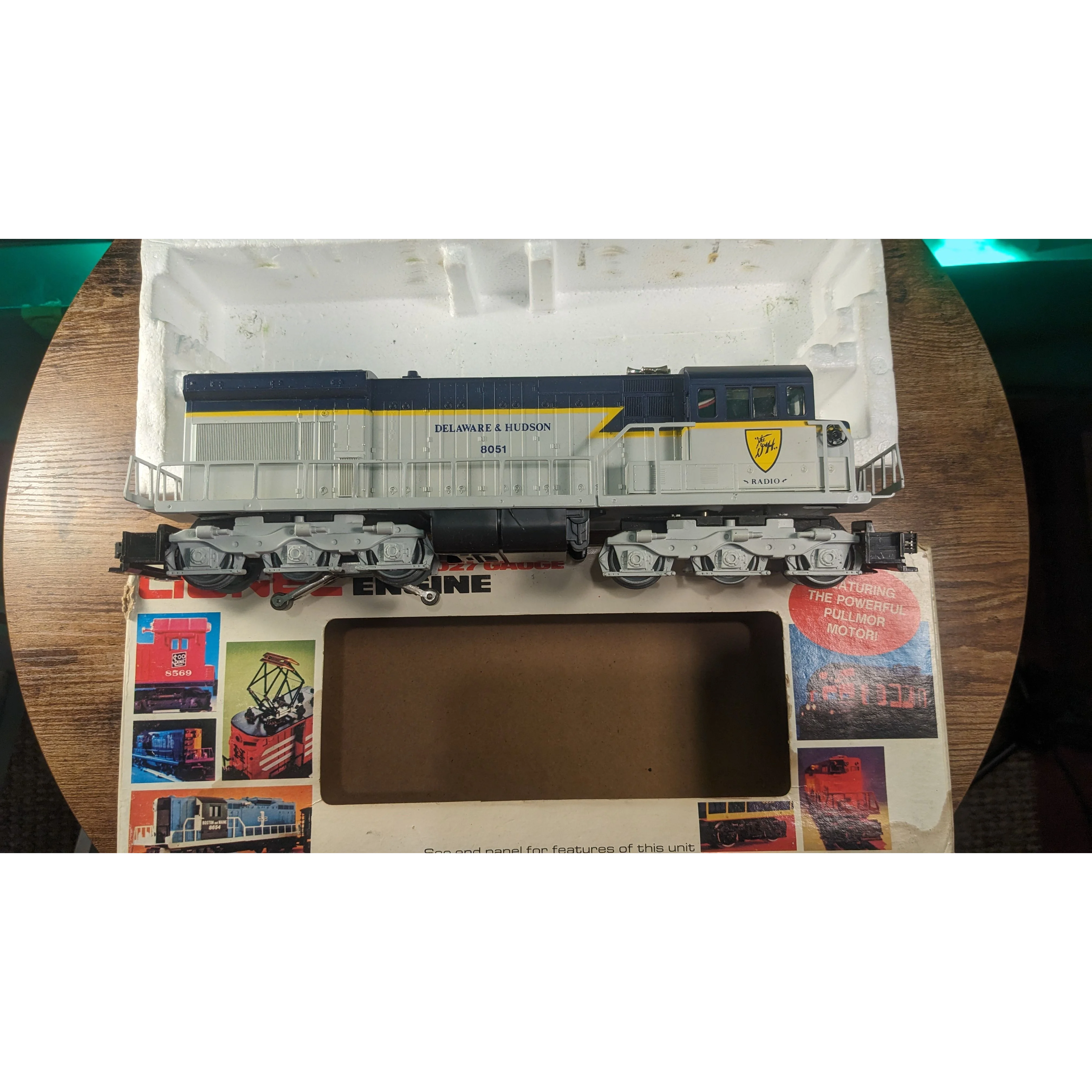 Lionel U36C Delaware & Hudson 8050 & 8051 Engine & Dummy, Boxcar & Bay Window Caboose - Image 10