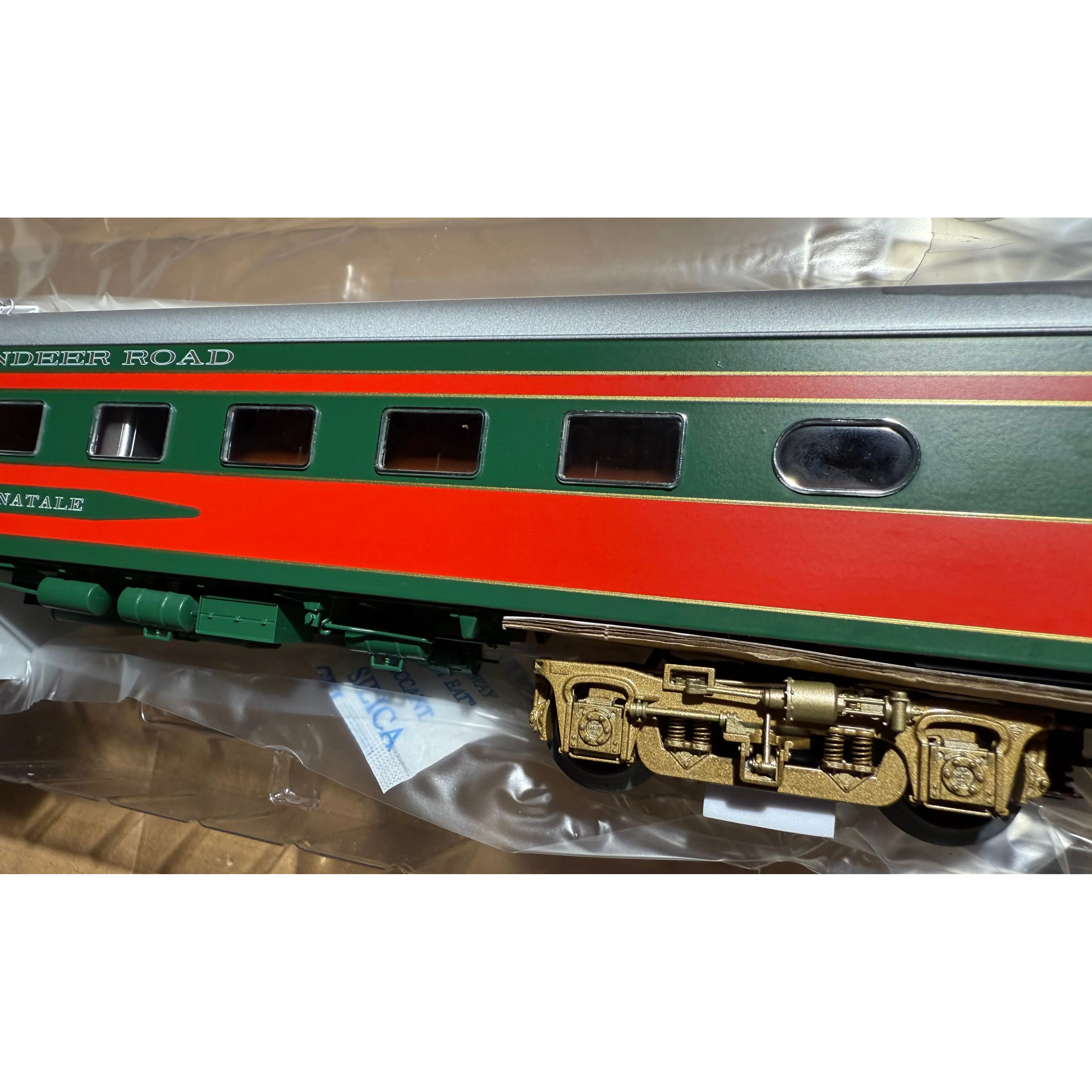 Lionel 2427430 & 2427440 North Pole Central 4 and 3 Pack Aluminum Passenger Cars — photo 13
