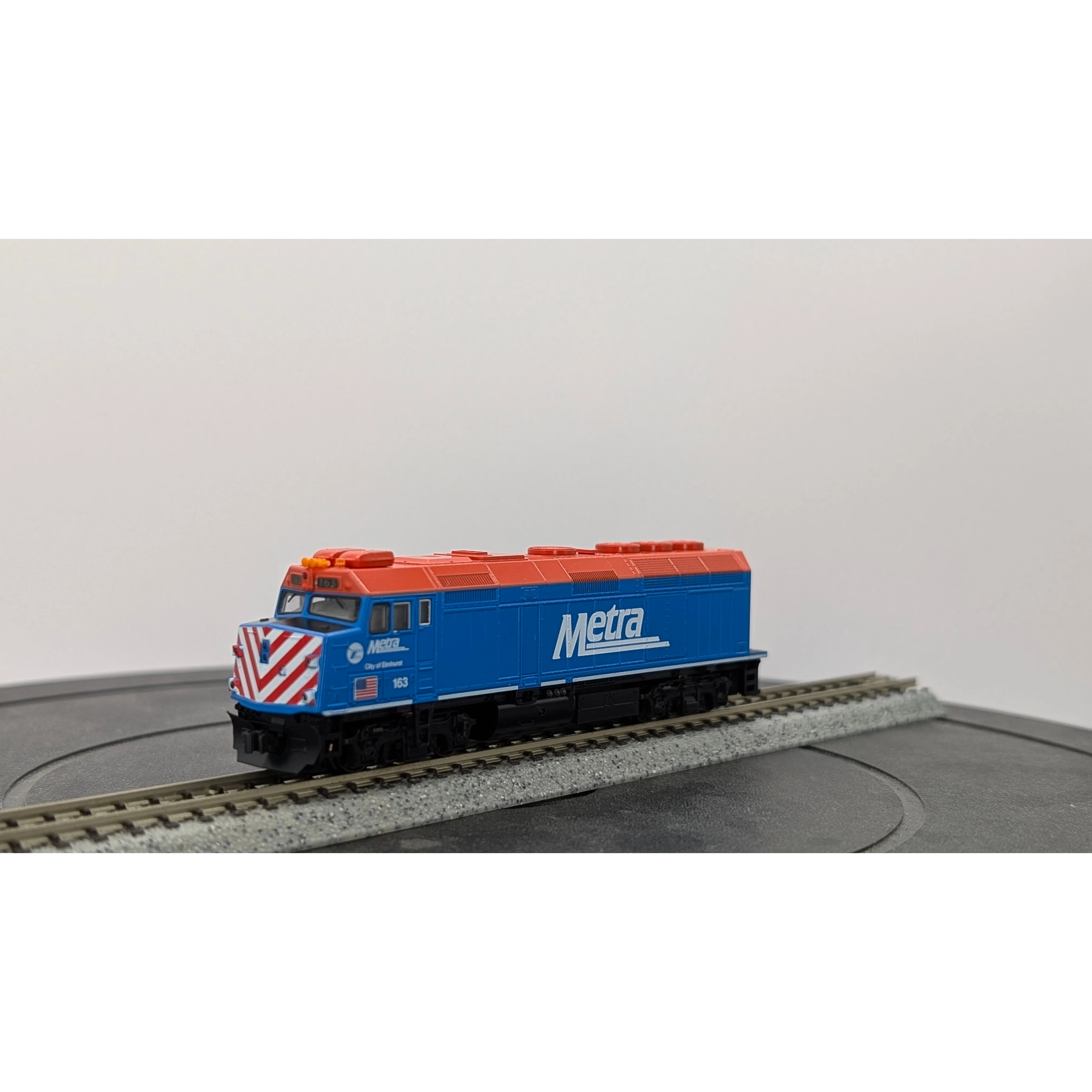Kato 176-9103 F40PH Chicago Metra #163 DC - Image 1