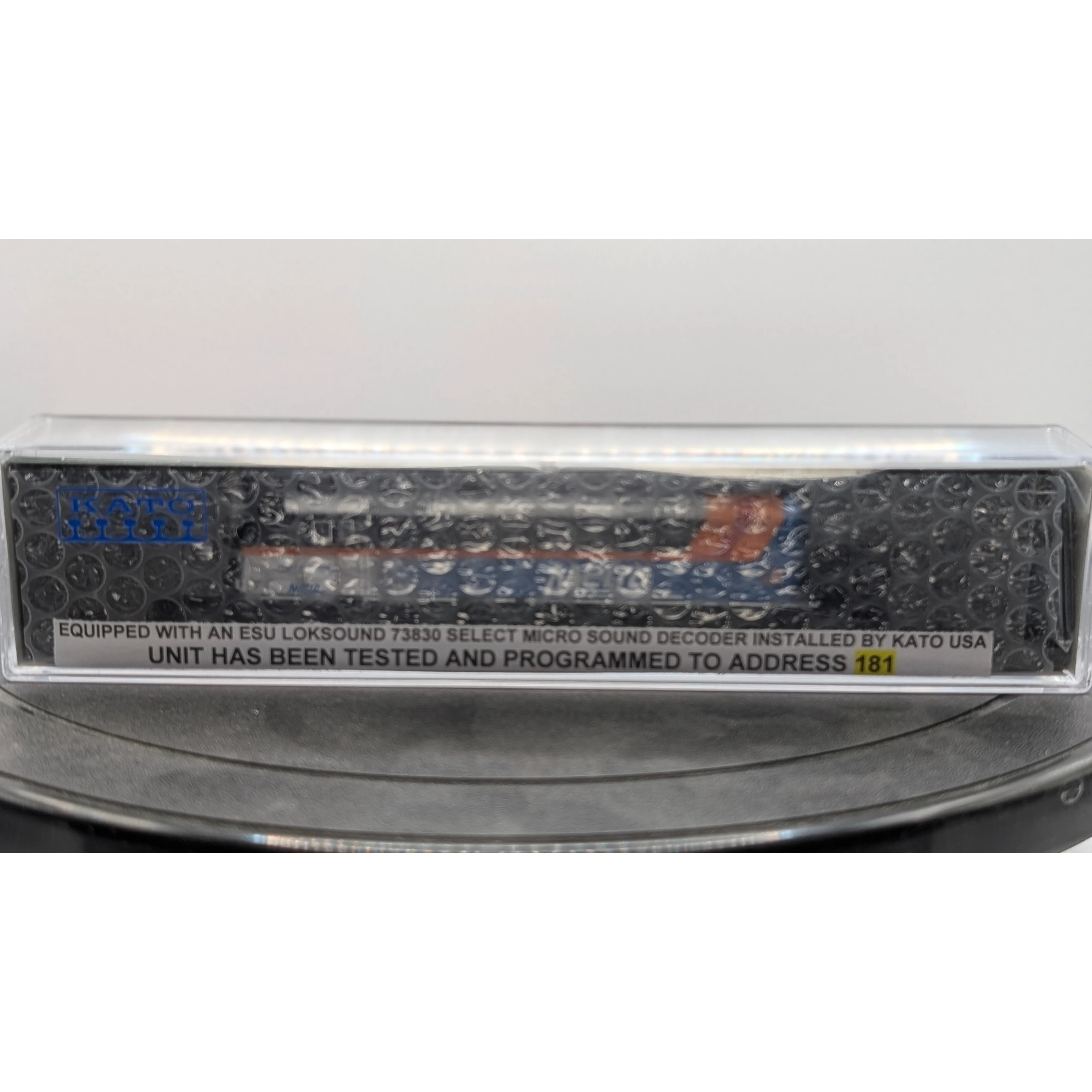 Kato 176-9106-LS F40PH Chicago Metra #181 w/ESU LokSound DCC and Sound — photo 3