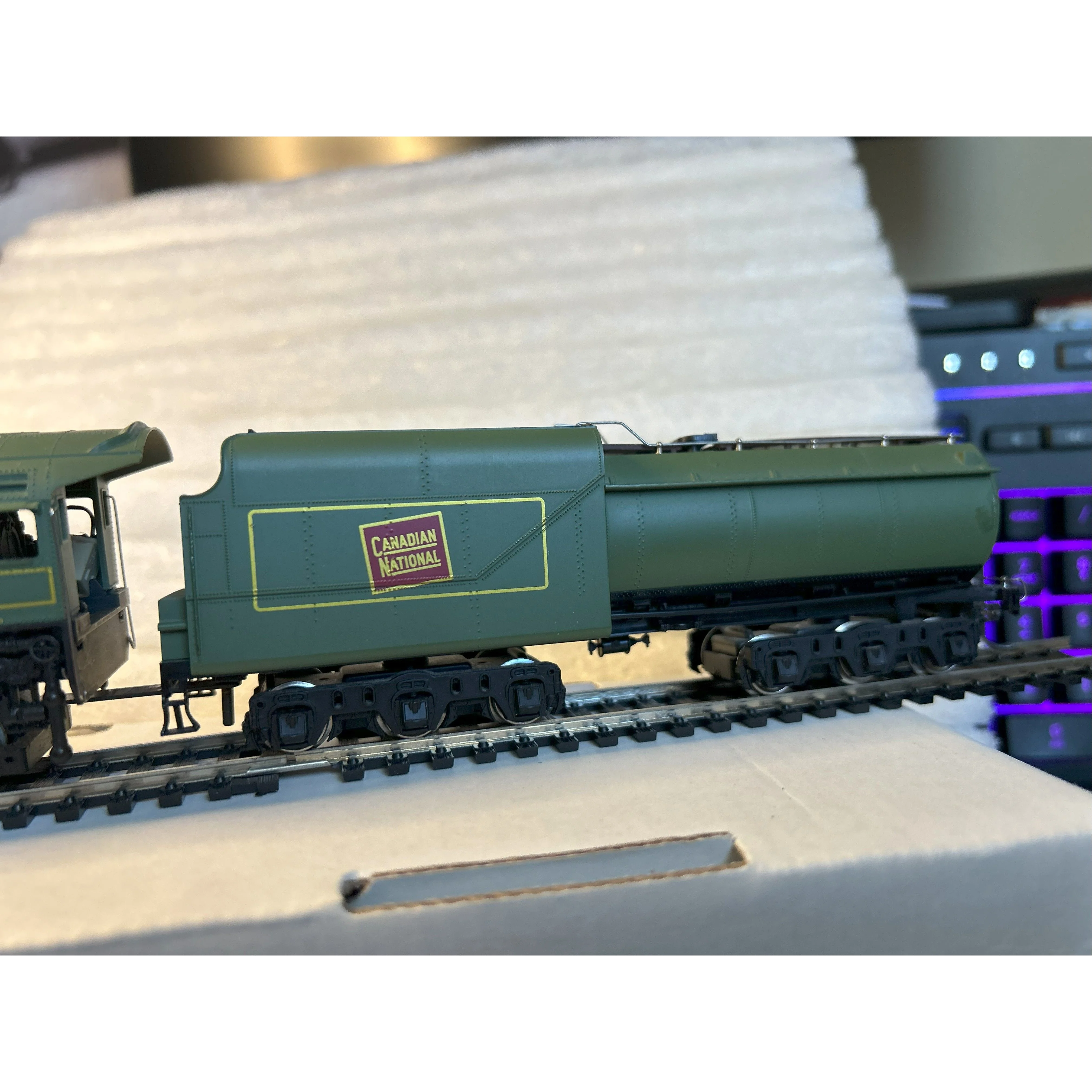 HO Mehano 4-6-4 Canadian National Steam Locomotive #5702 - NEW condition — photo 4