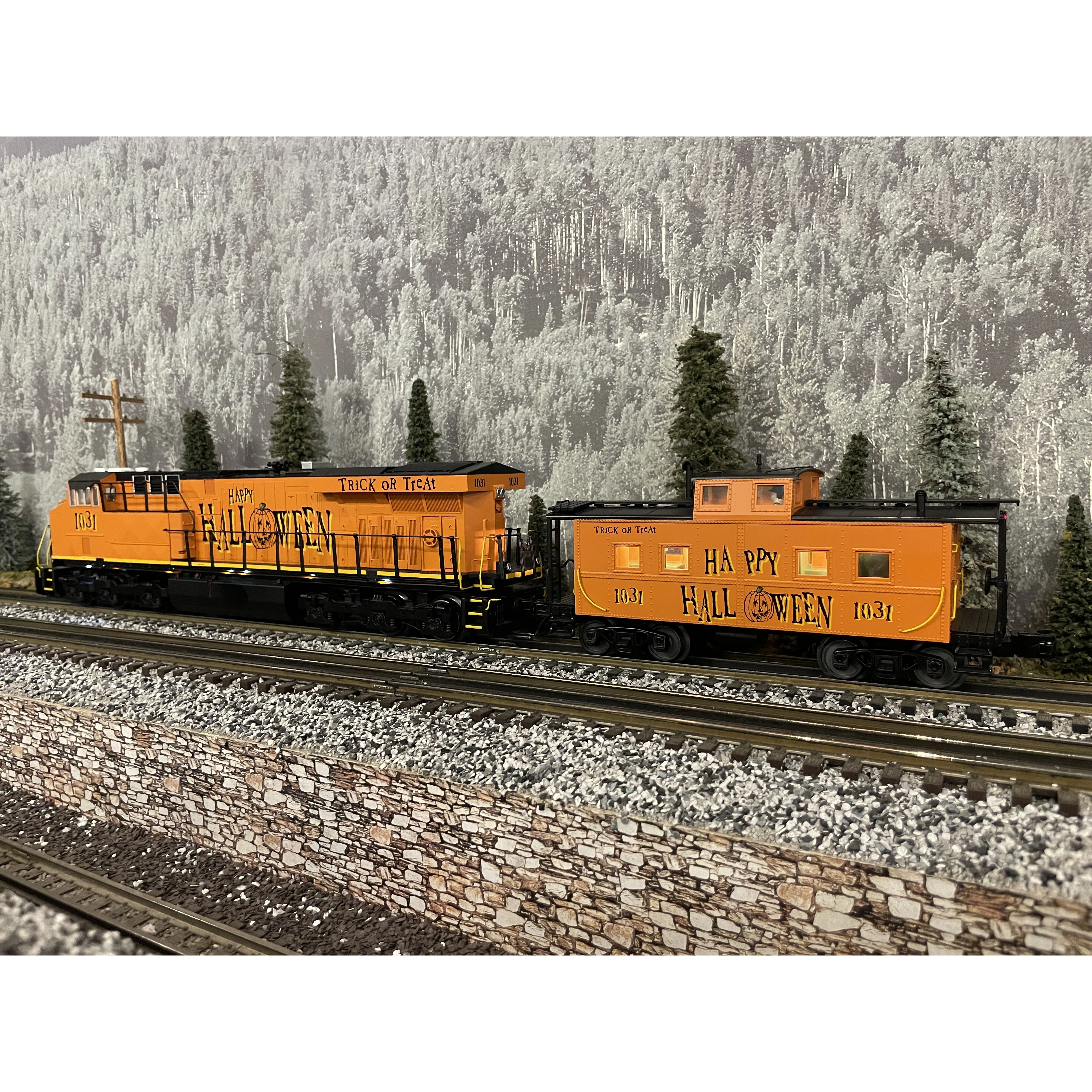 MTH Railking Halloween ES44AC and Caboose 30-20323-1