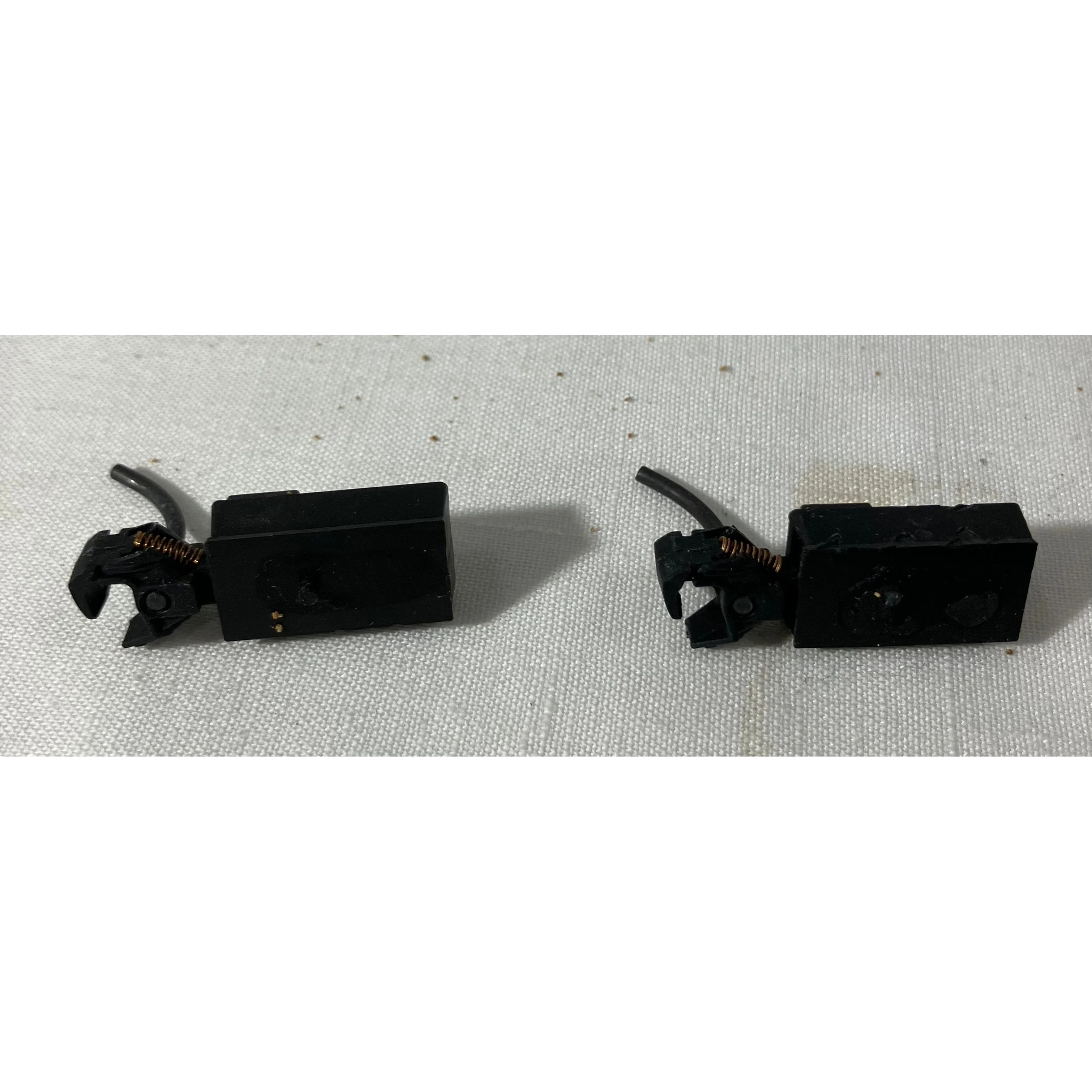 O scale two rail metal trucks & couplers (2 of each) — photo 2