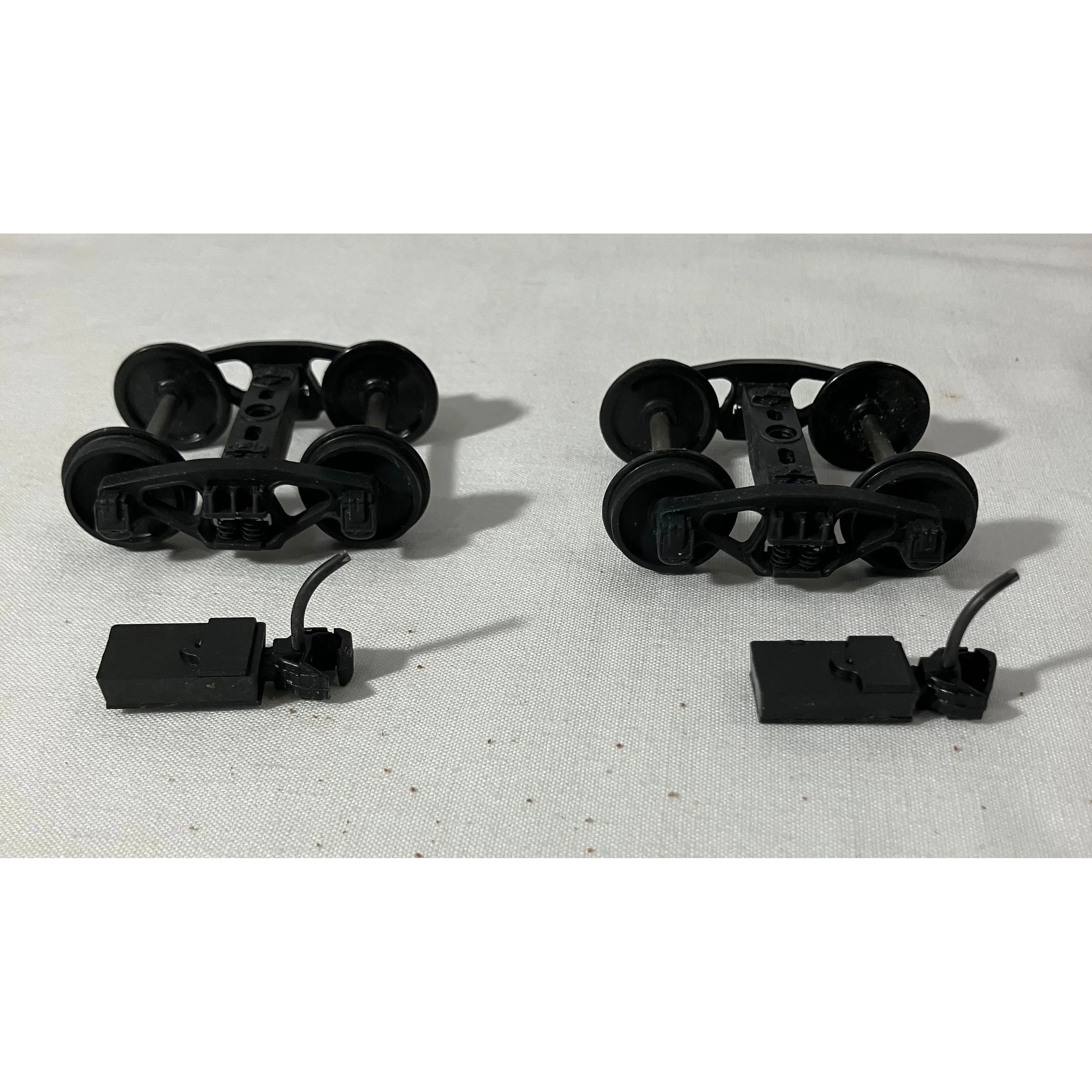O scale two rail metal trucks & couplers (2 of each)