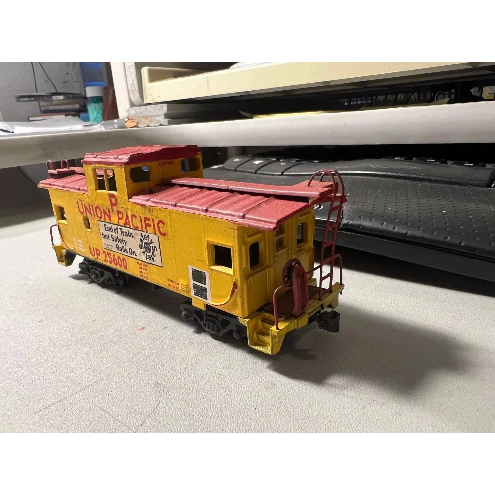 UNION PACIFIC HO Scale Caboose — photo 4
