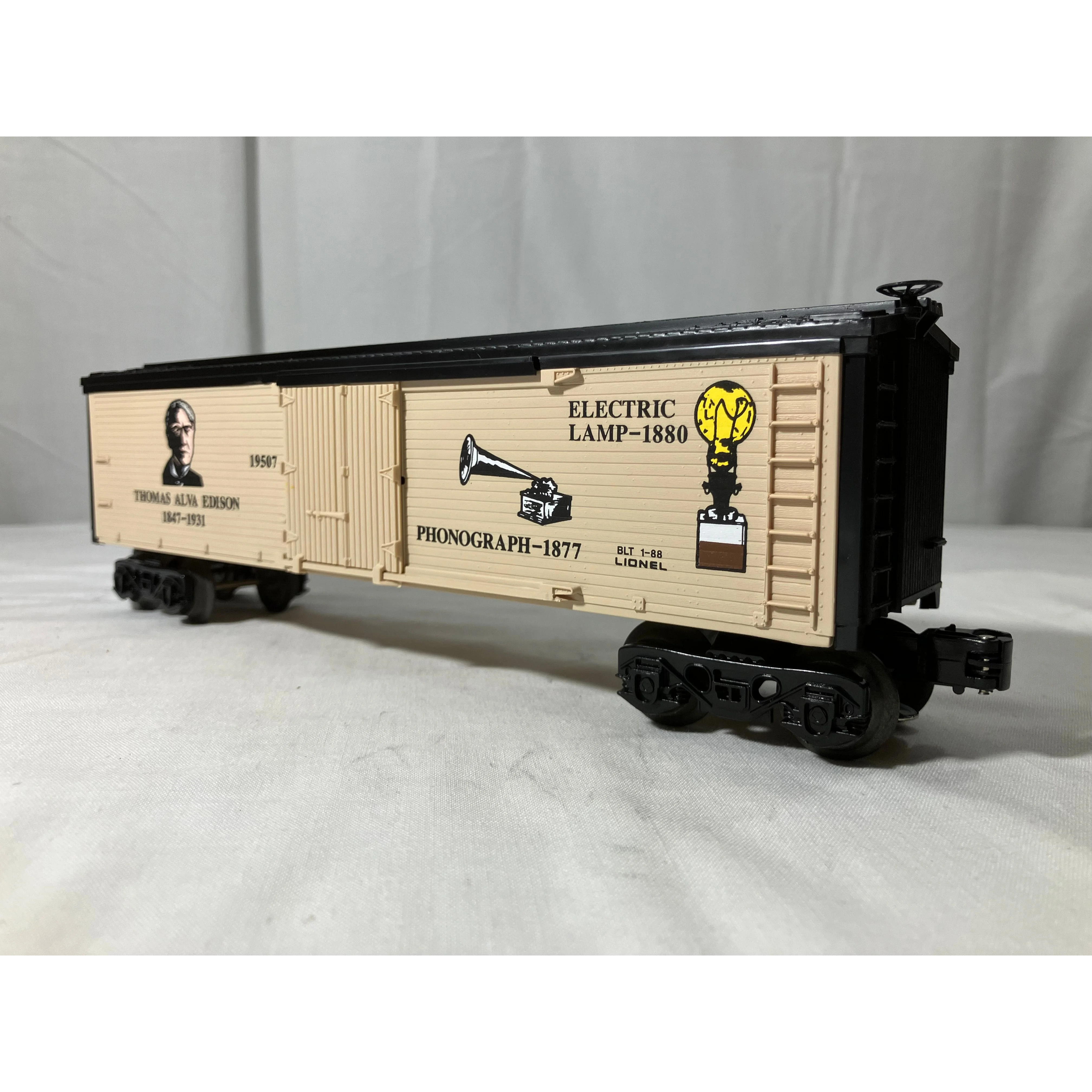 Lionel 6-19507 O scale 3 rail reefer honoring Thomas Edison