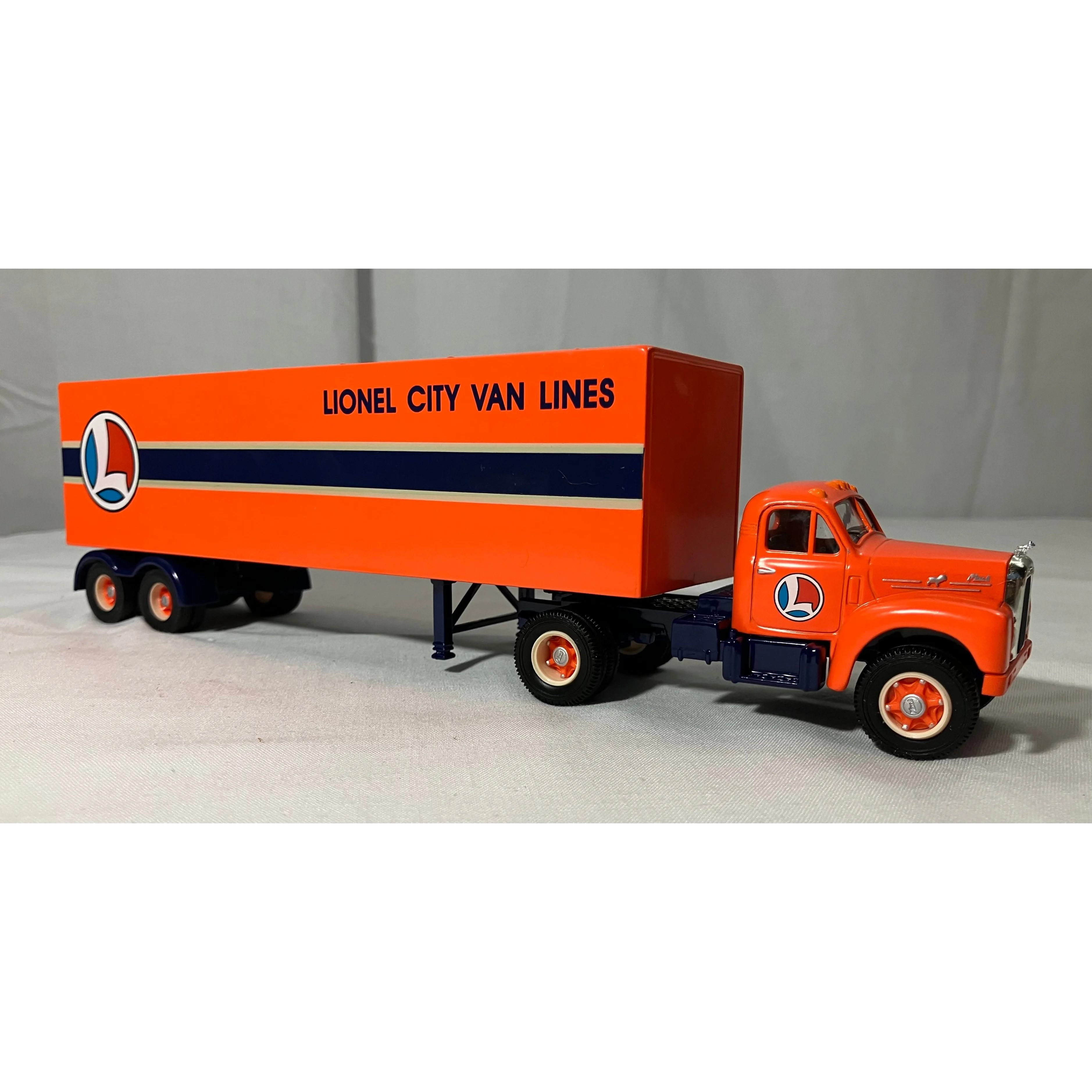 Corgi 52302 O scale Mack B Series Semi Lionel City Van Lines — photo 2