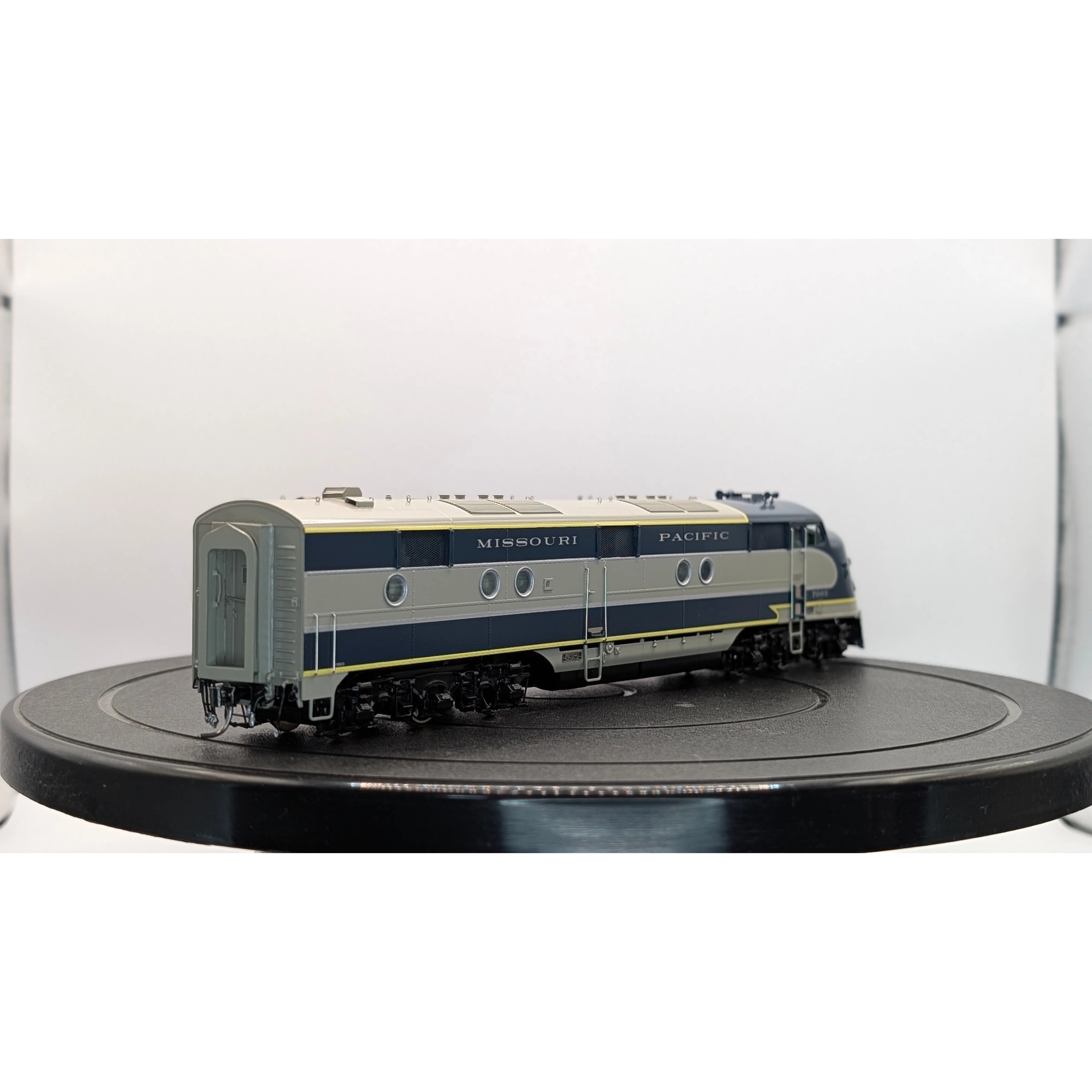Union Terminal Imports HO Brass Missouri Pacific E6A/E6B Diesel Set — photo 4