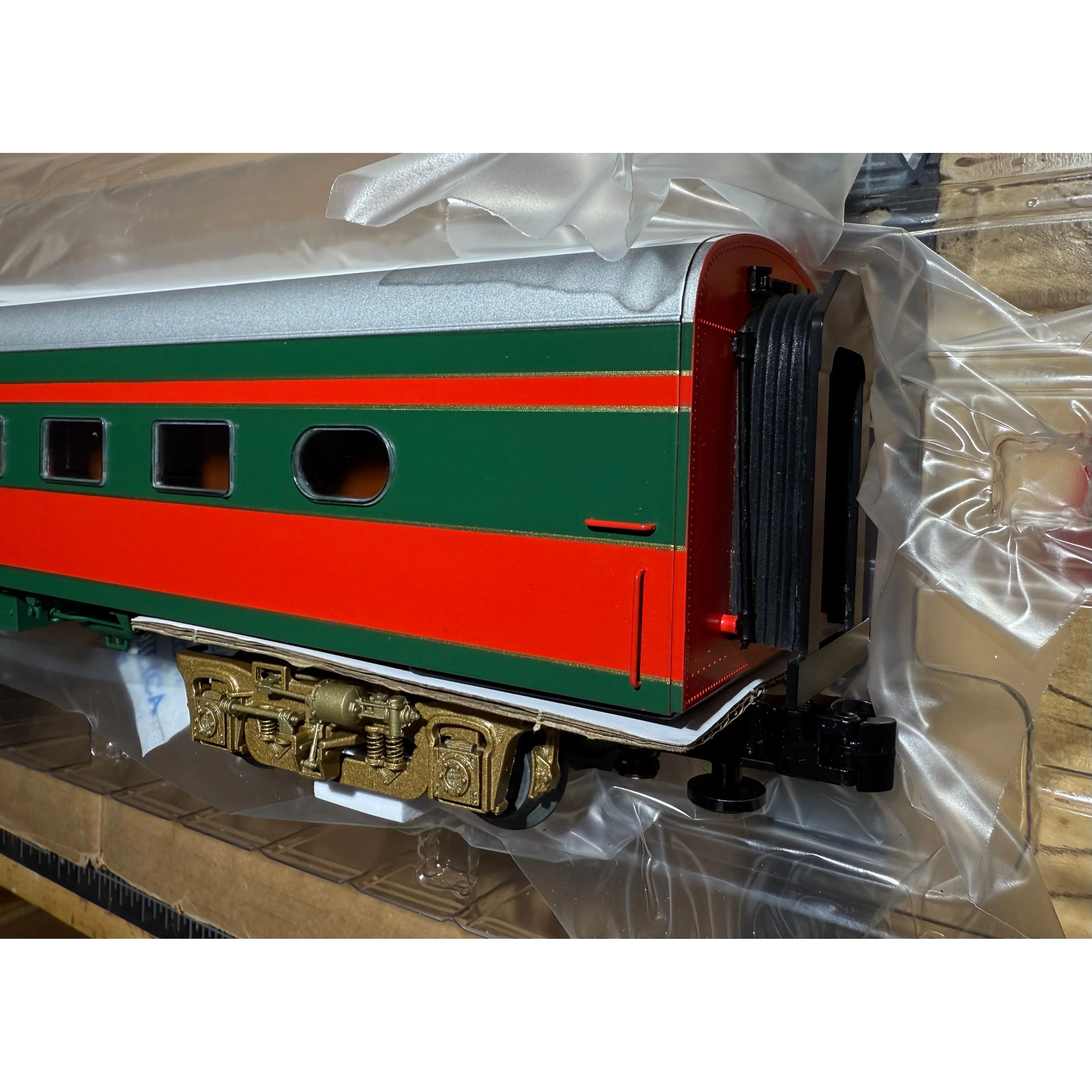 Lionel 2427430 & 2427440 North Pole Central 4 and 3 Pack Aluminum Passenger Cars — photo 12