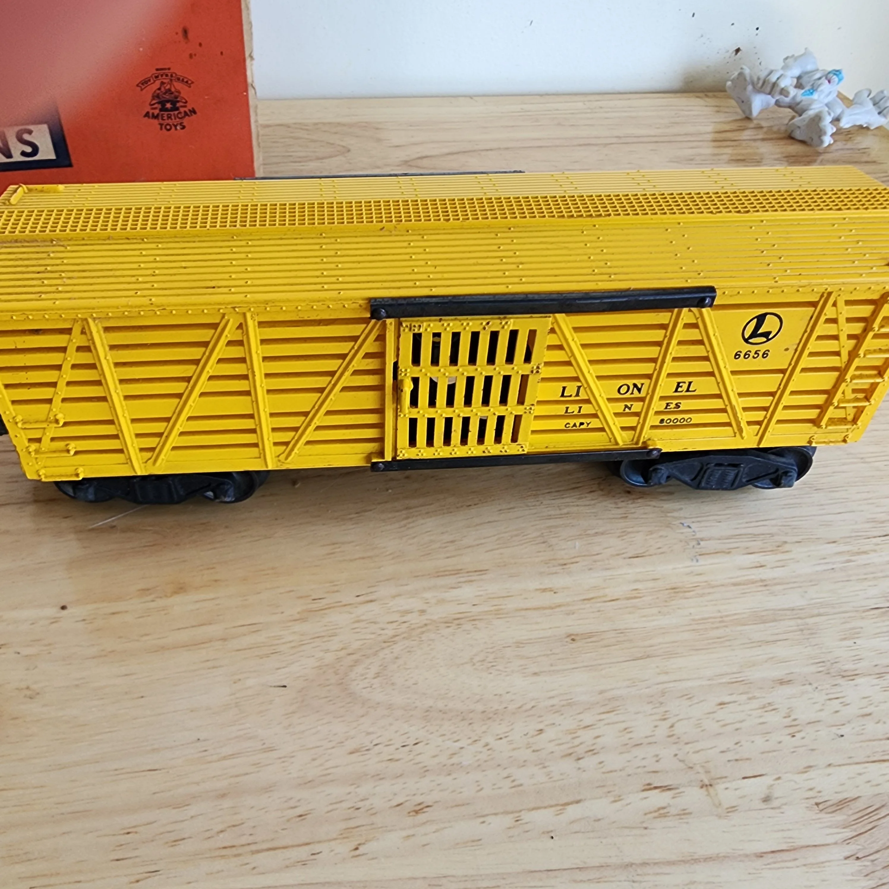 2 Cars - Lionel Union Pacific Derrick / Crane Car 6-9235 & Lionel 6656 Stock Car — photo 10