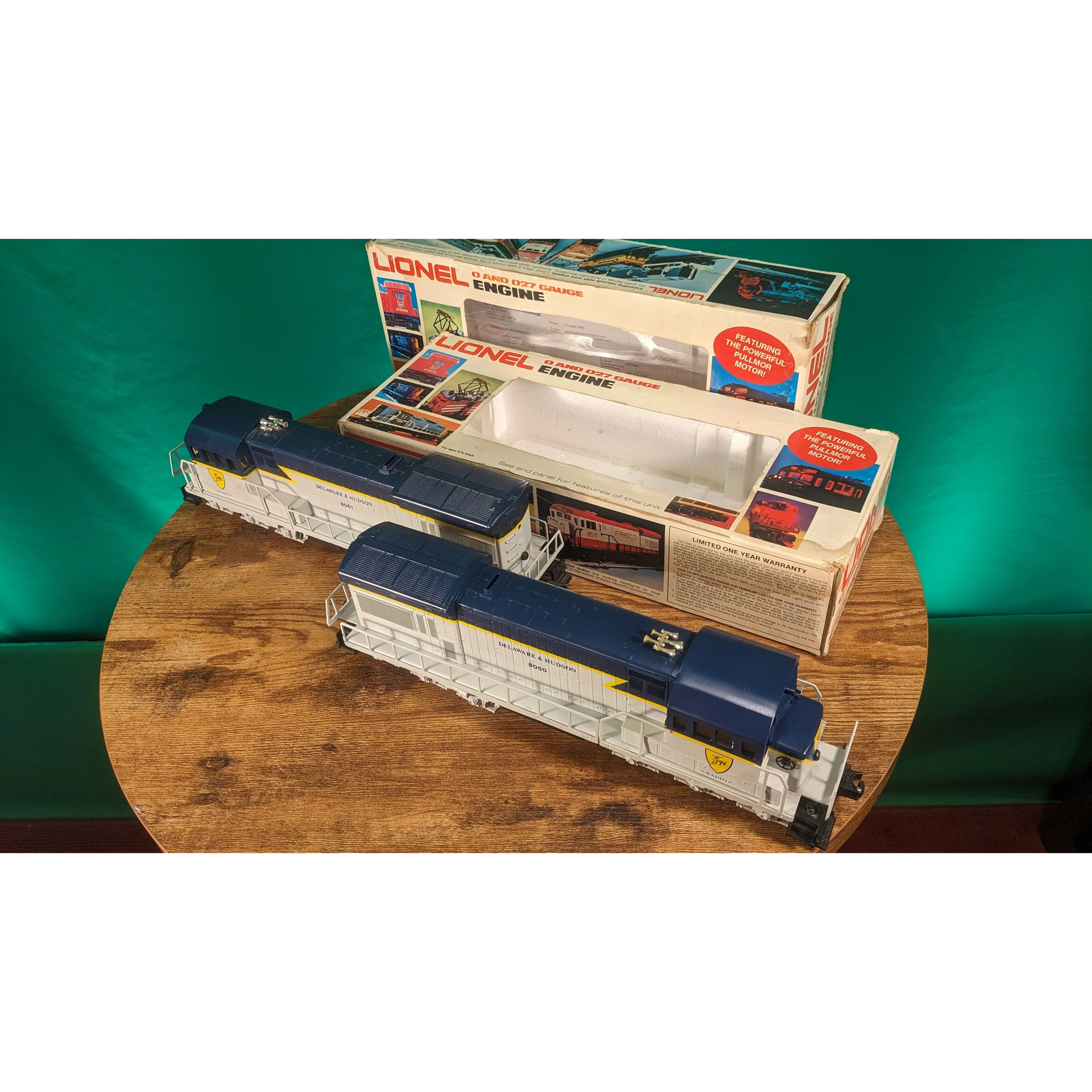 Lionel U36C Delaware & Hudson 8050 & 8051 Engine & Dummy, Boxcar & Bay Window Caboose - Image 1