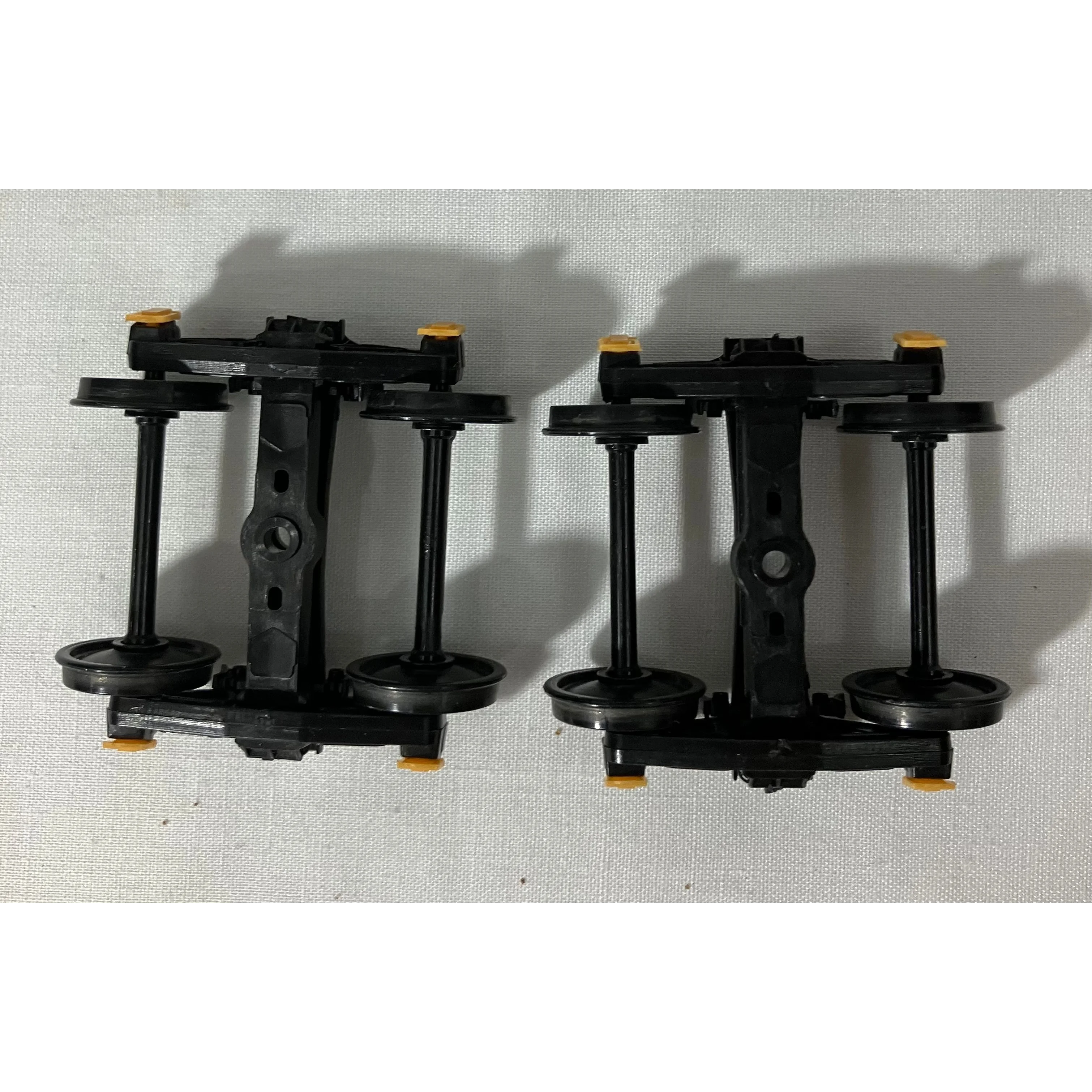 O scale two rail plastic trucks (pair) — photo 4