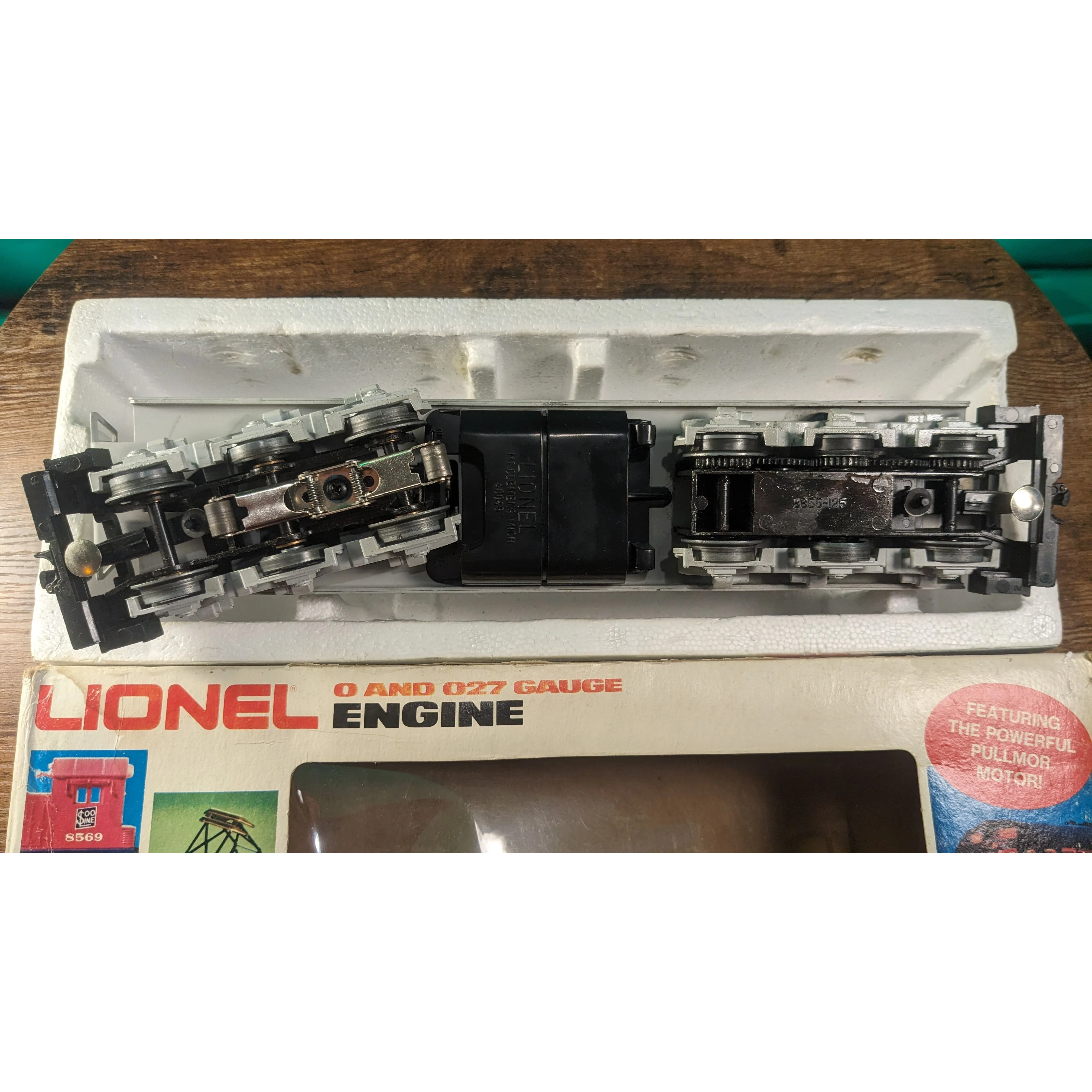Lionel U36C Delaware & Hudson 8050 & 8051 Engine & Dummy, Boxcar & Bay Window Caboose - Image 9