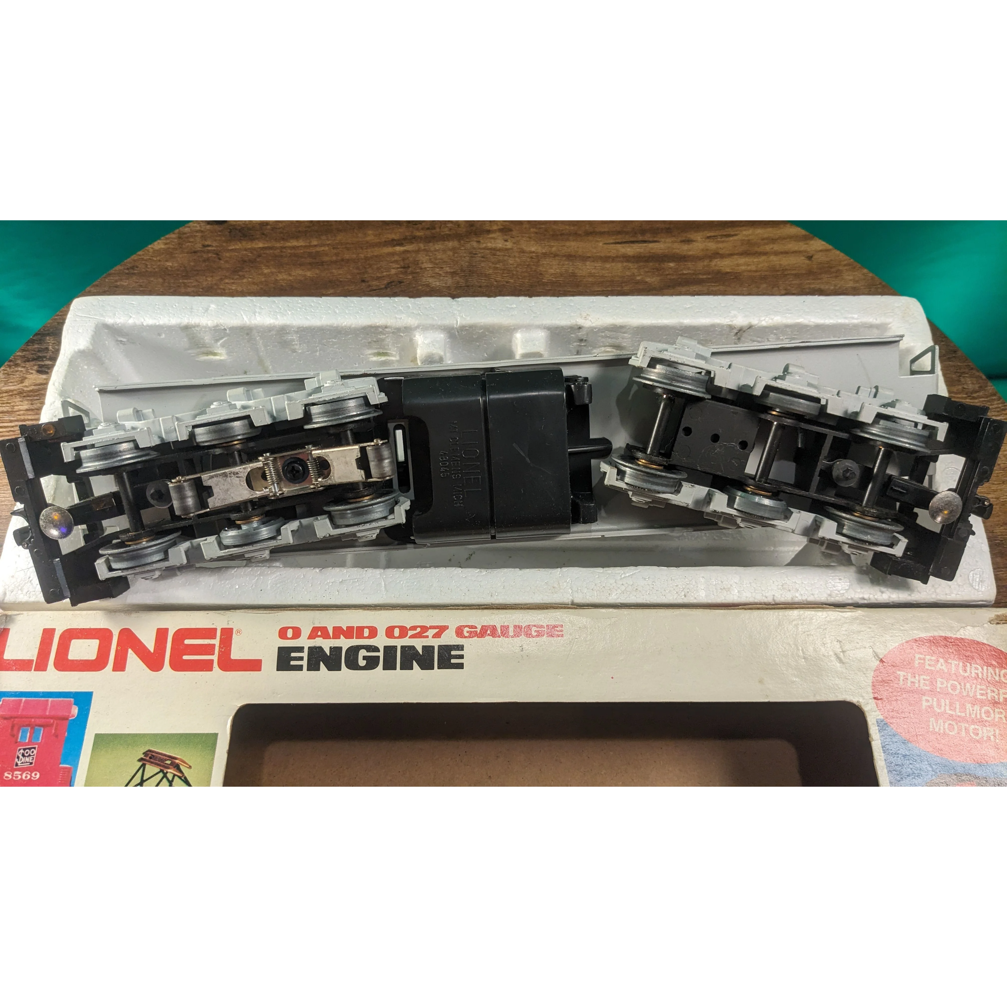 Lionel U36C Delaware & Hudson 8050 & 8051 Engine & Dummy, Boxcar & Bay Window Caboose - Image 11