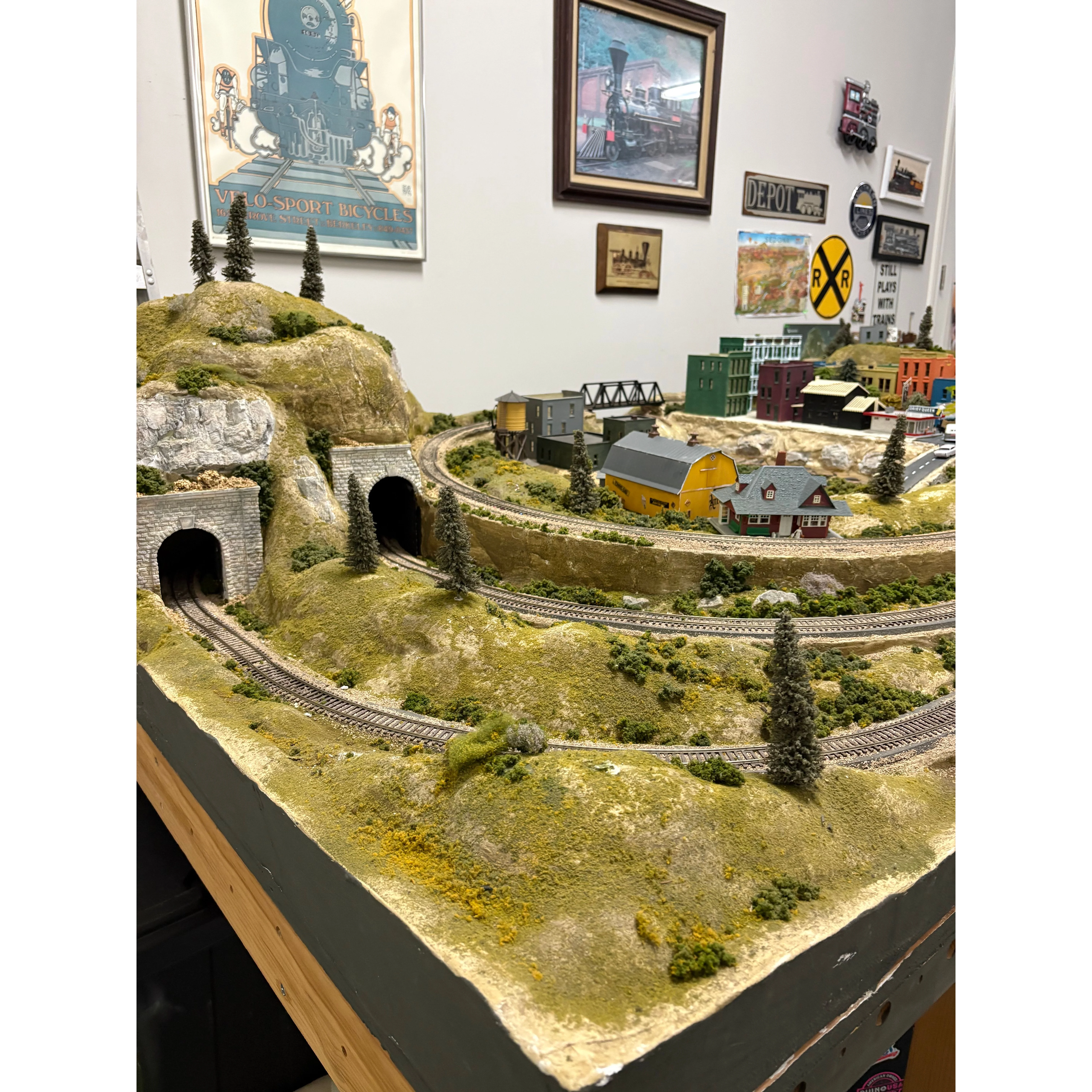 Woodland Scenics Riverpass HO Scale Layout/ Severs Benchwork Custom Bench — photo 4